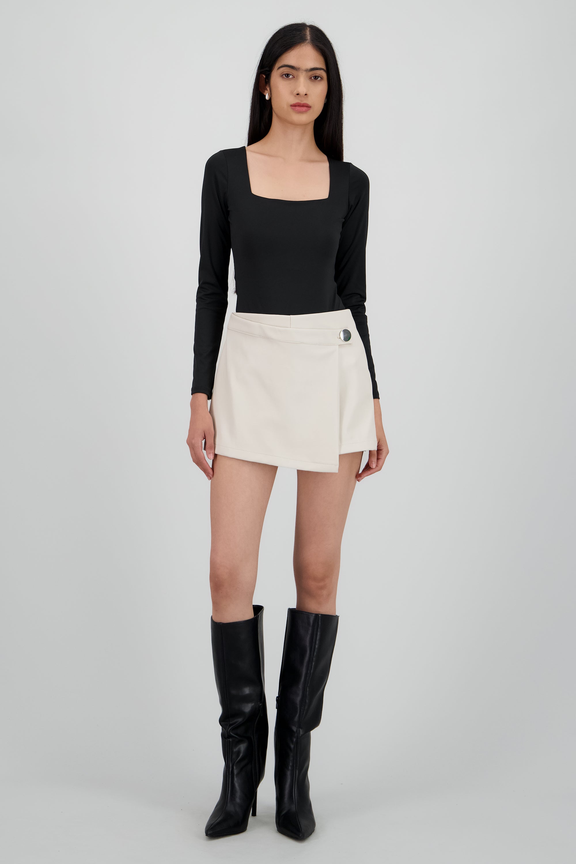 Falda short PU detalle boton CREMA