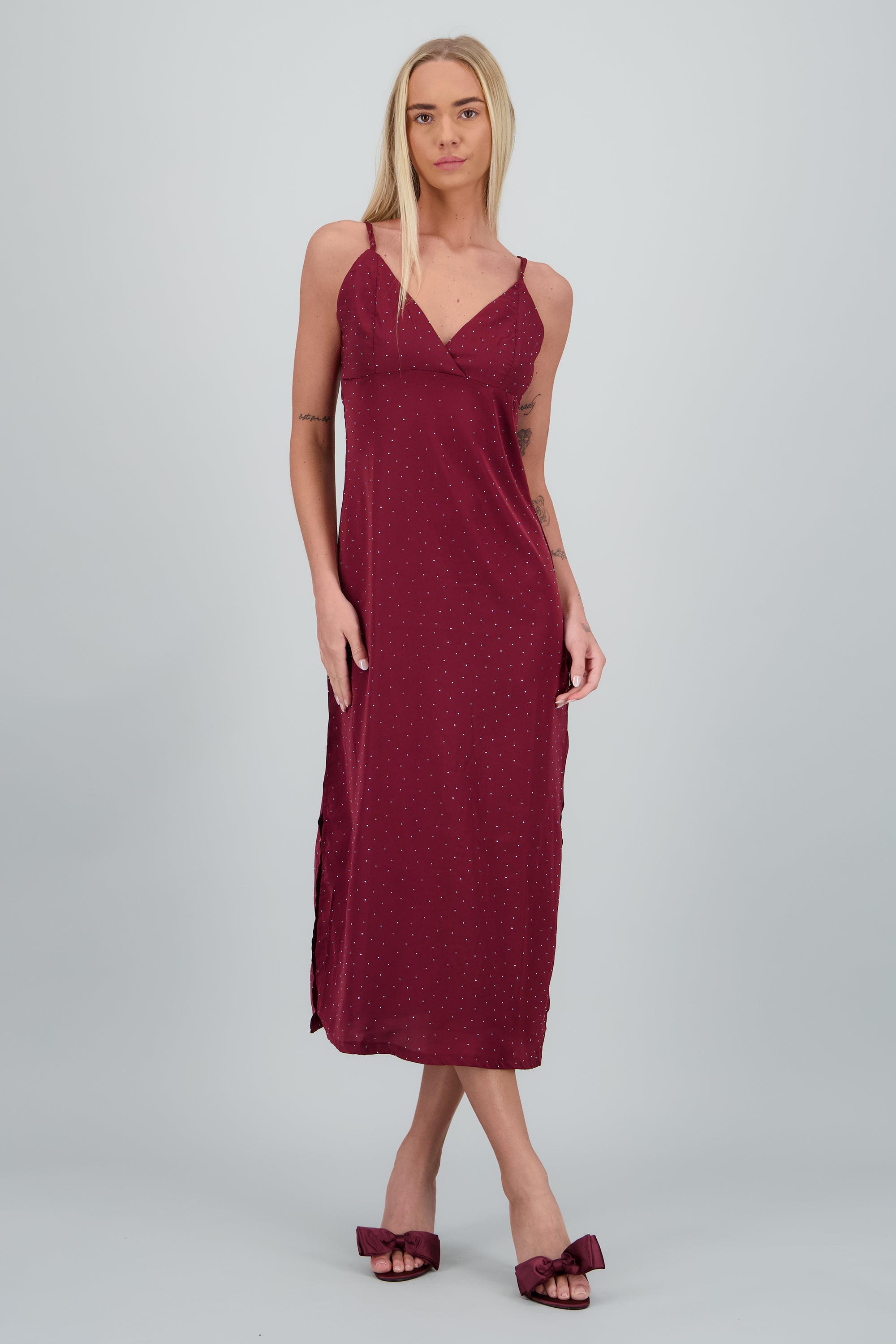 Vestido midi brillos escote cruzado VINO