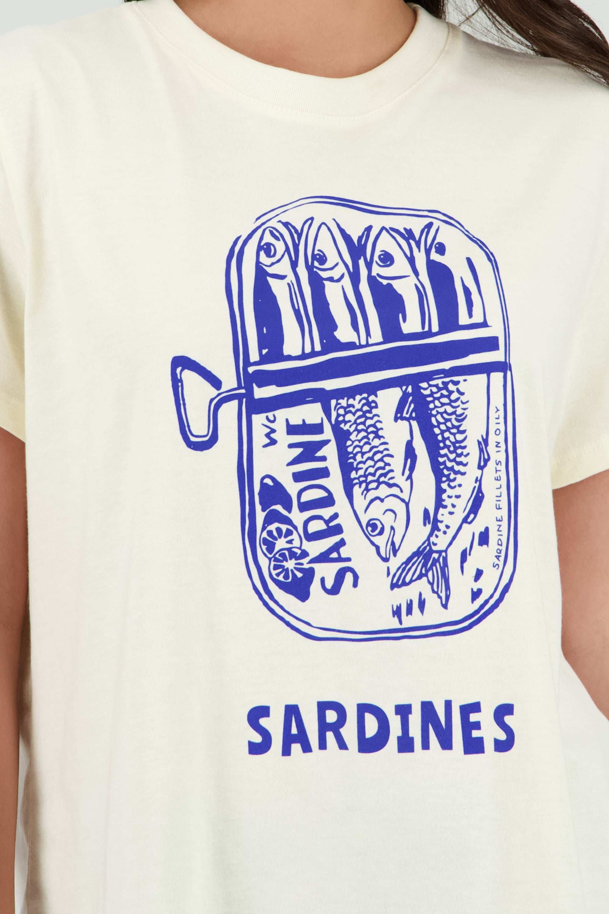 Playera estampado sardinas HUESO
