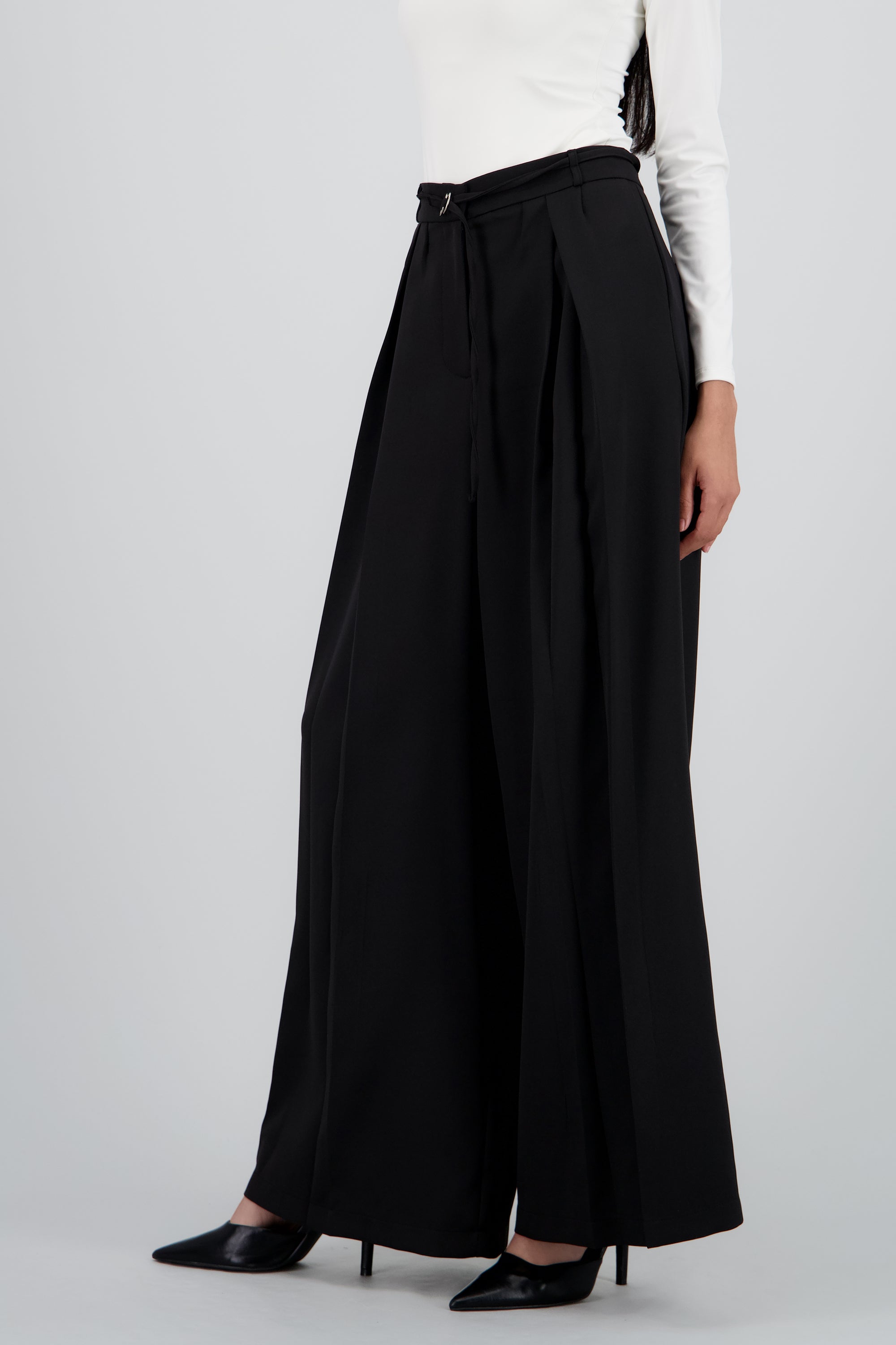 Pantalon amplio liso detalle cinturon NEGRO
