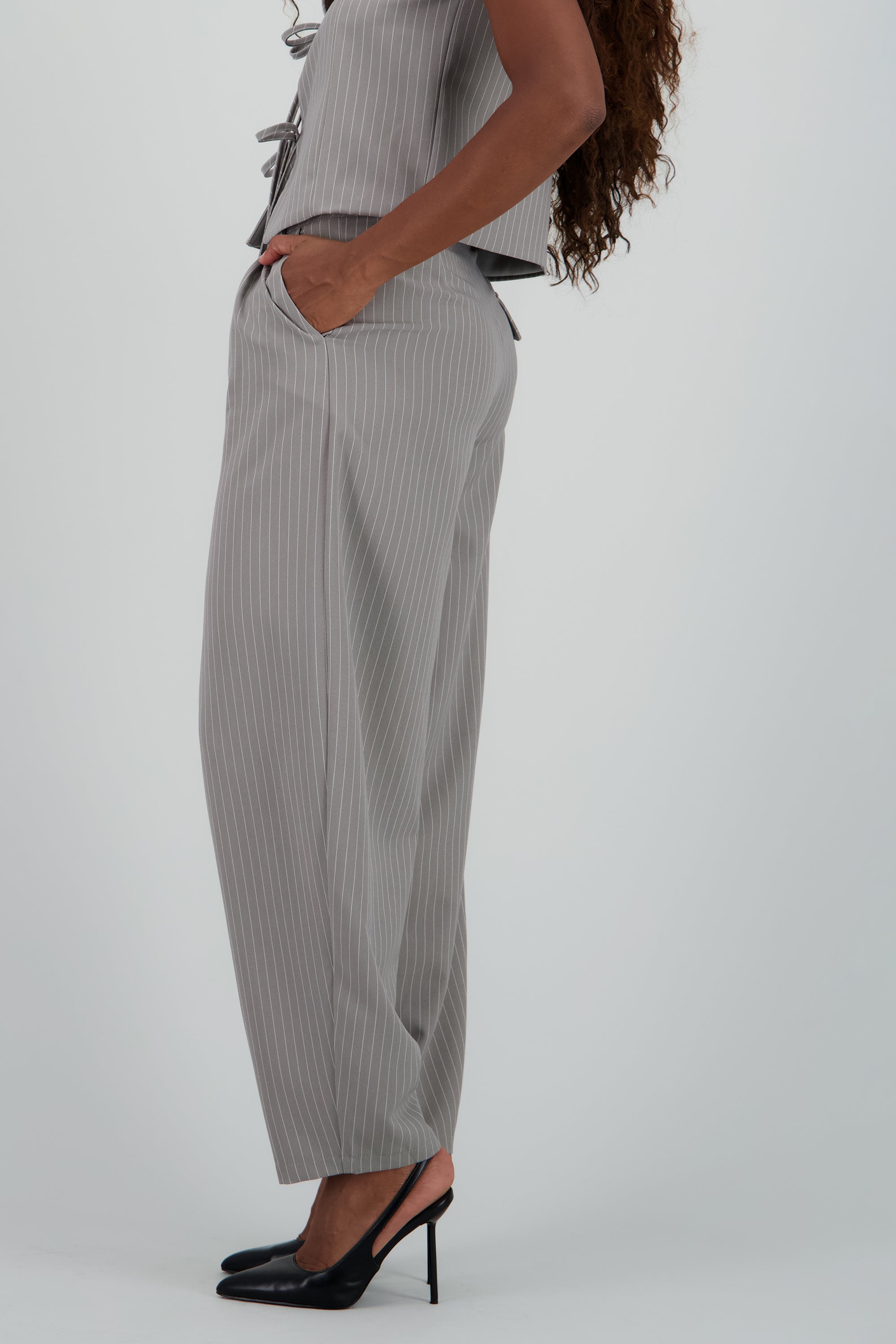 Pantalon rayas detalle pinzas GRIS CLARO