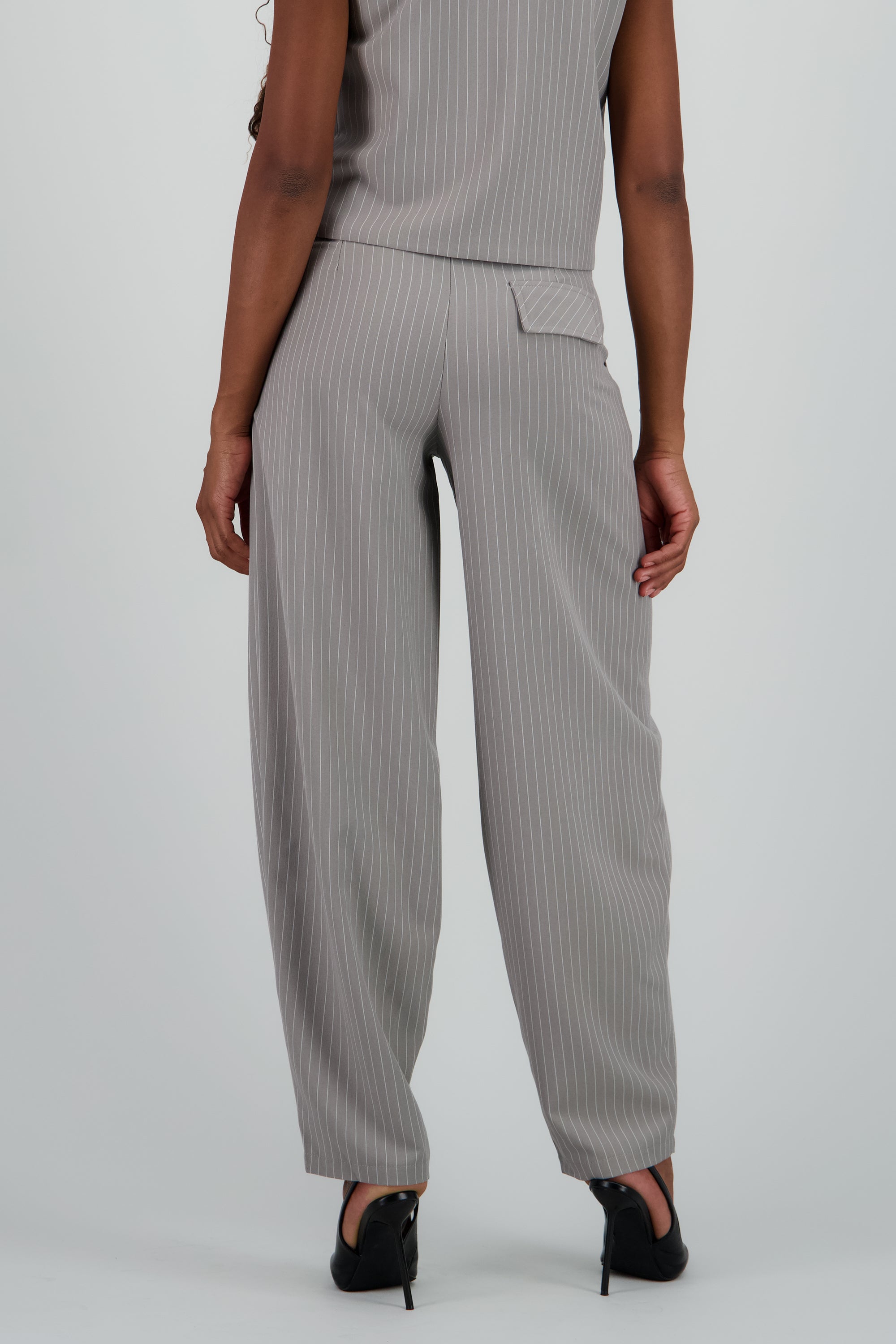 Pantalon rayas detalle pinzas GRIS CLARO