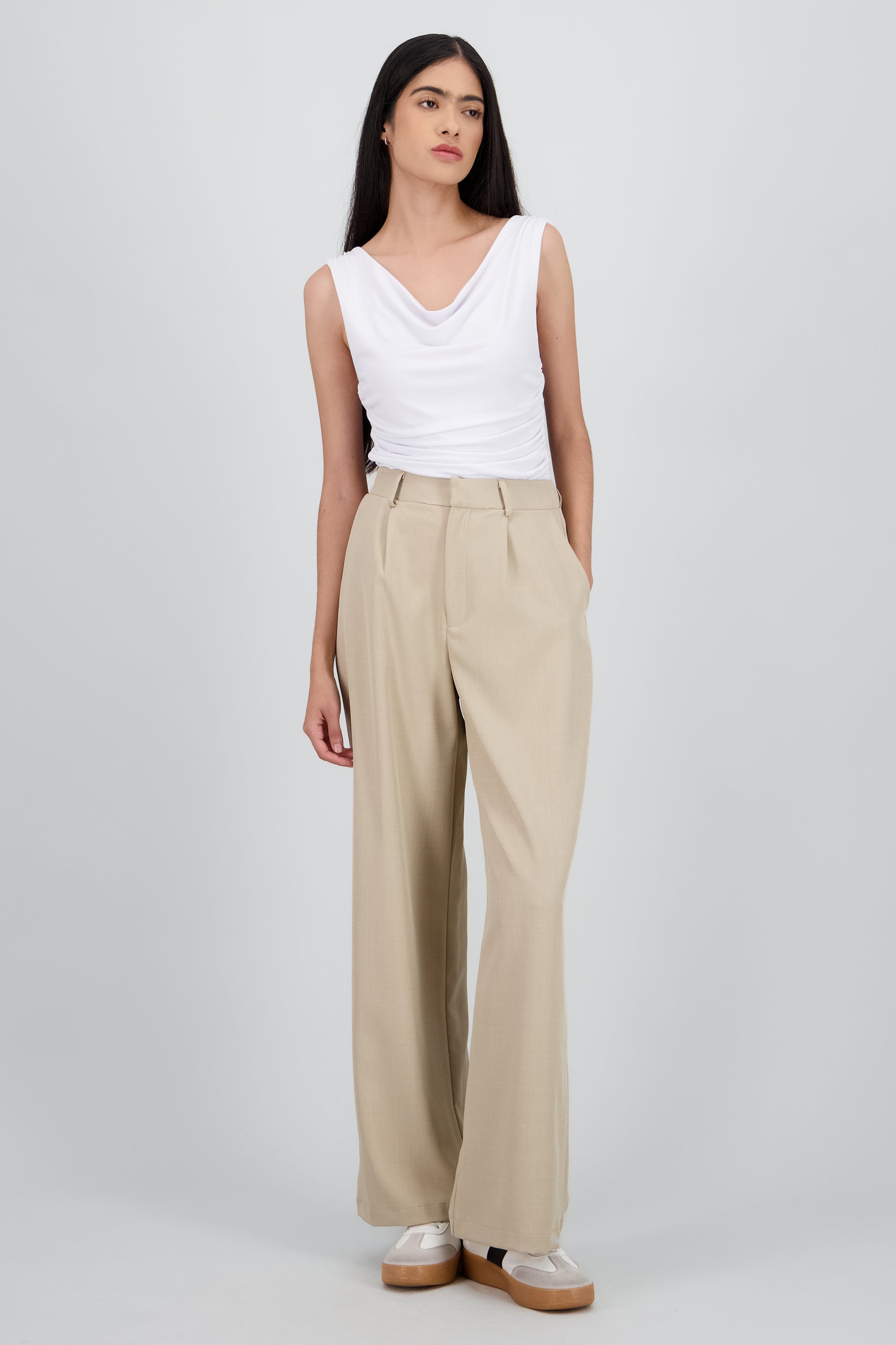 Pantalon liso recto detalle pinza ARENA