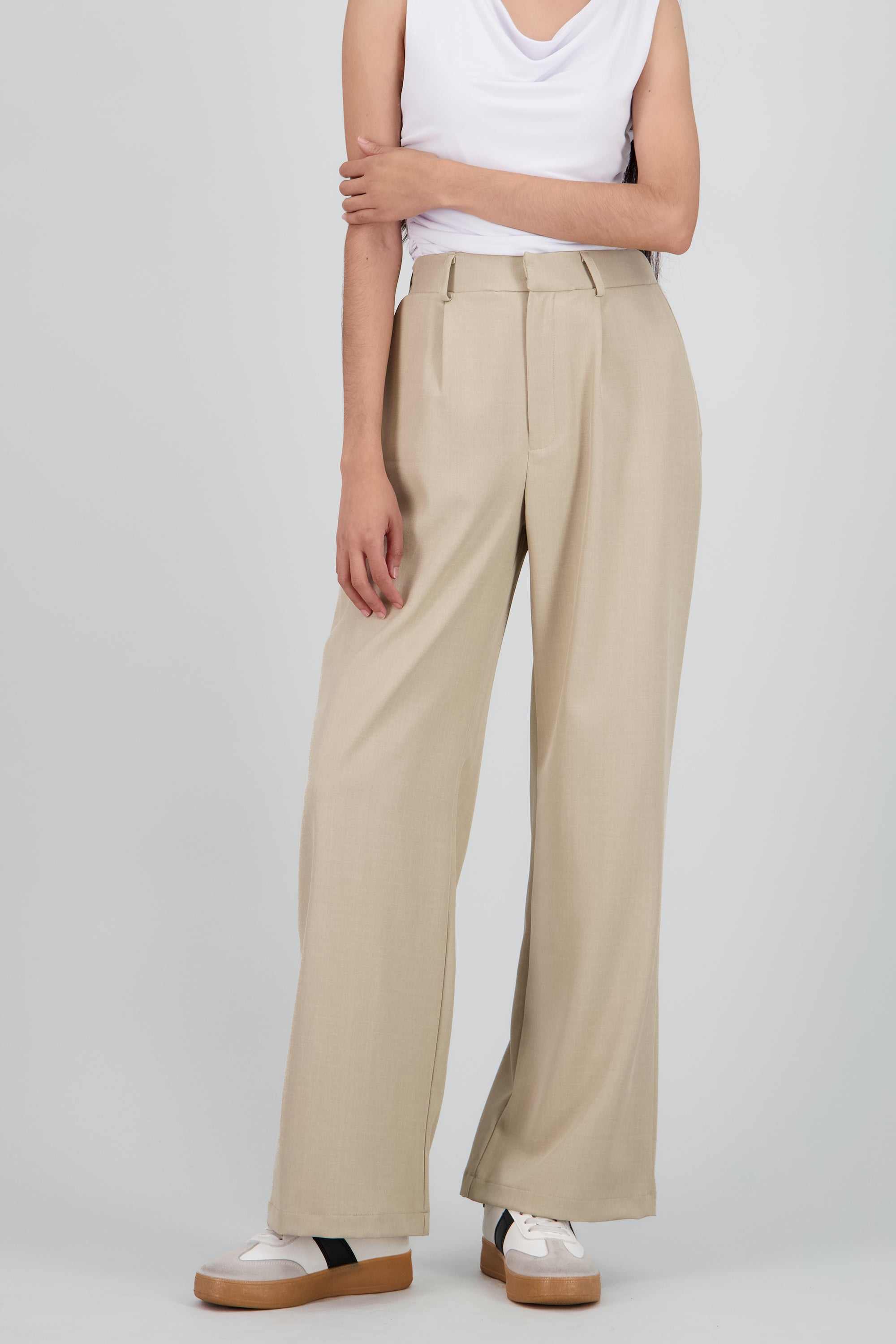 Pantalon liso recto detalle pinza ARENA
