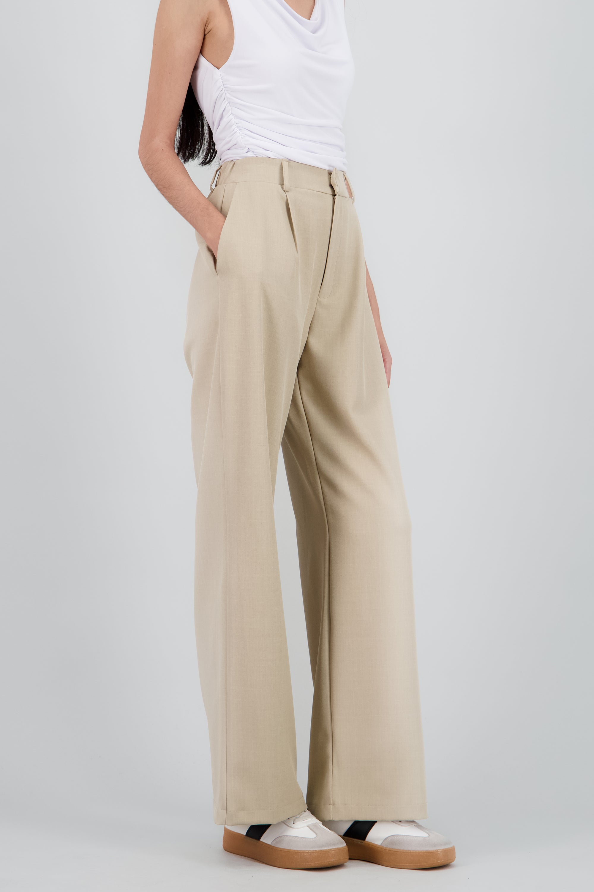Pantalon liso recto detalle pinza ARENA