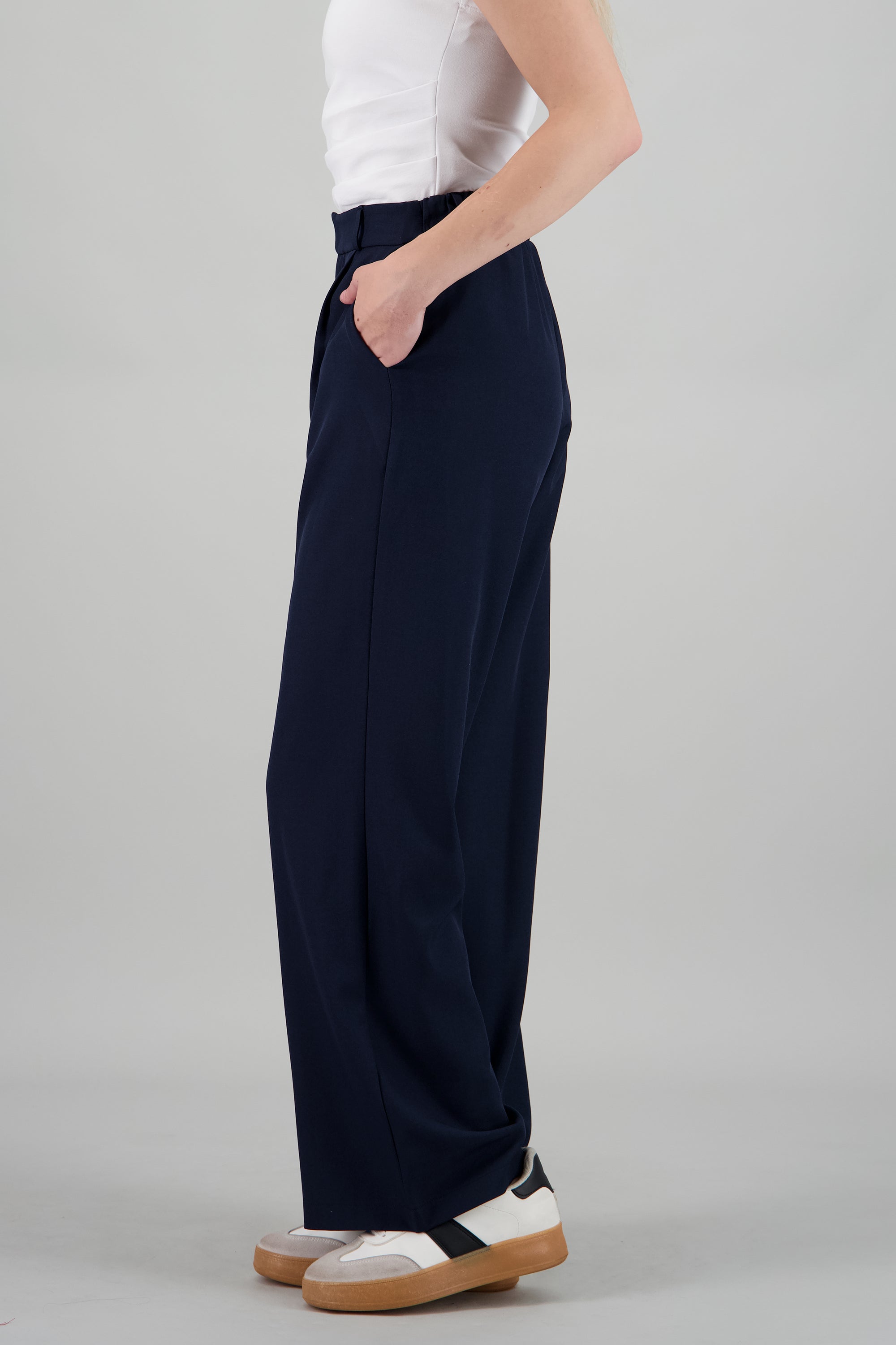 Pantalon liso recto detalle pinza MARINO