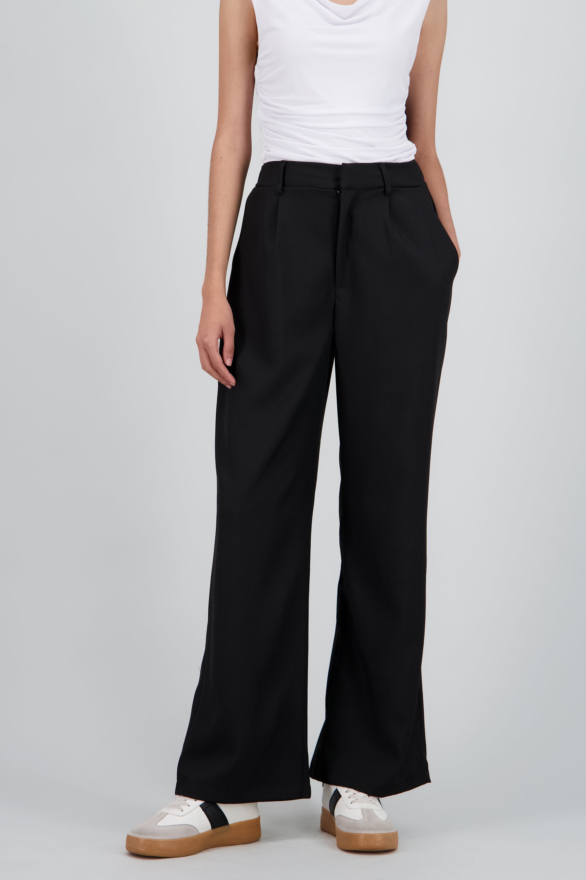 Pantalon liso recto detalle pinza NEGRO