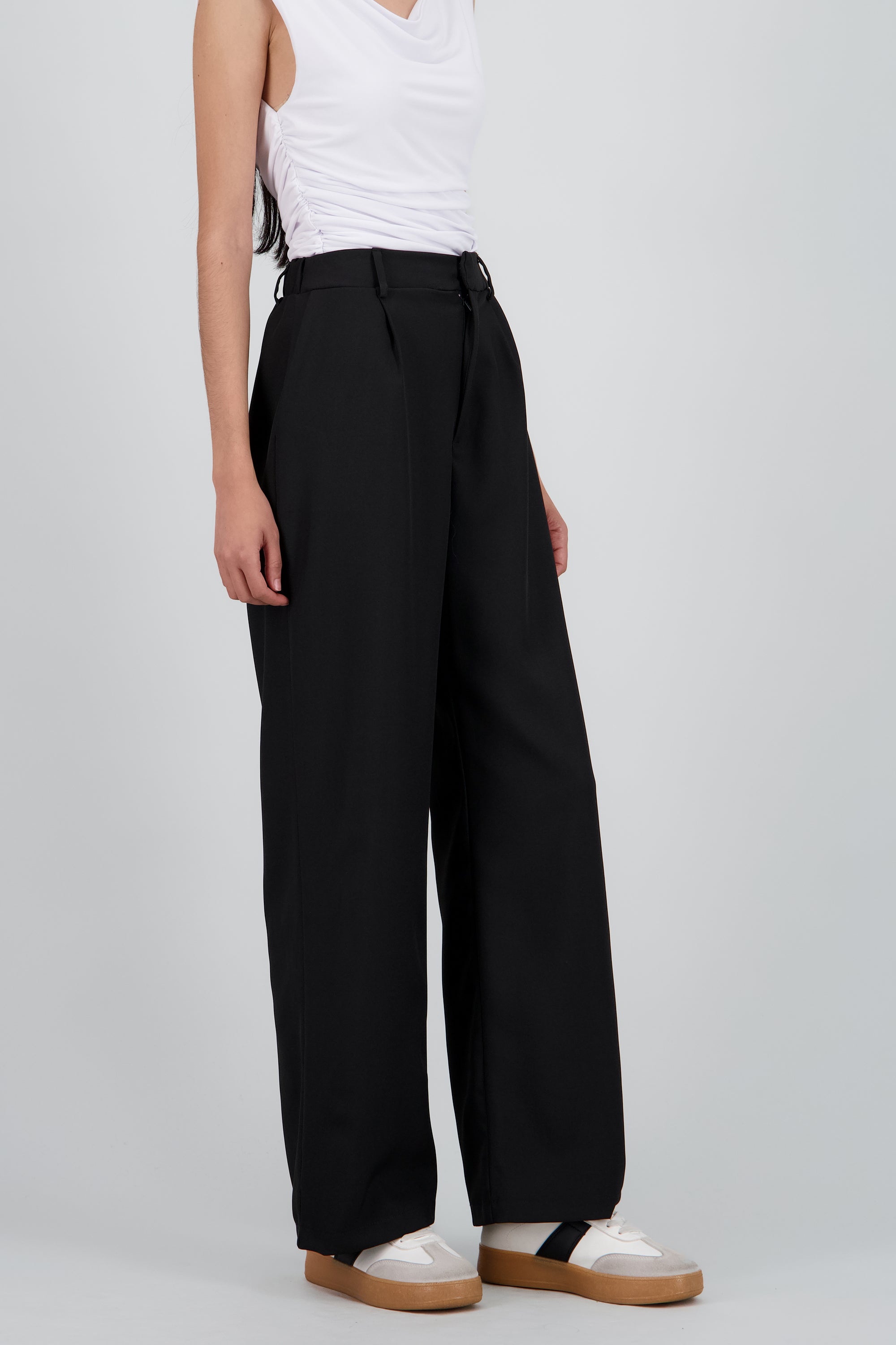 Pantalon liso recto detalle pinza NEGRO