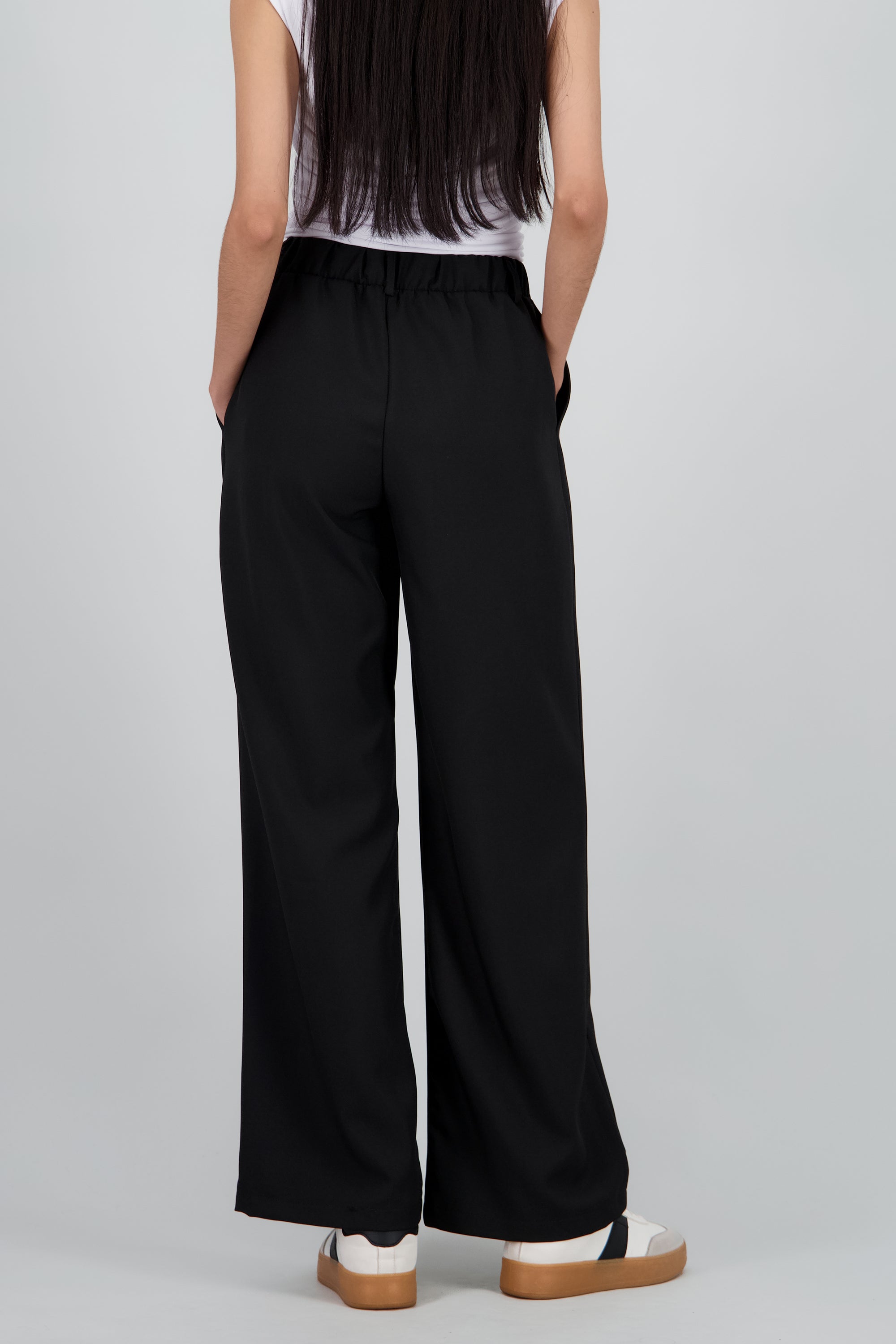 Pantalon liso recto detalle pinza NEGRO