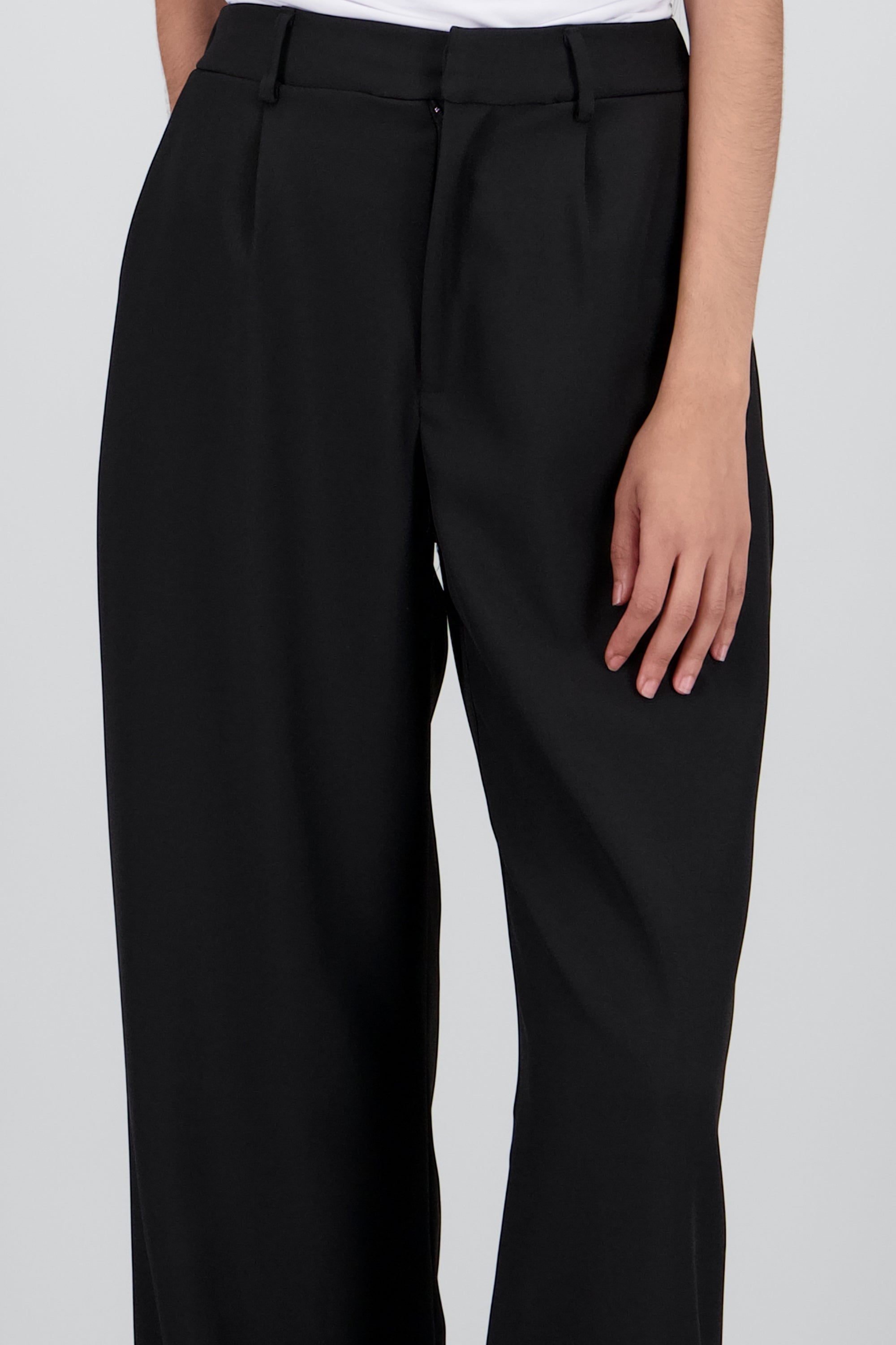 Pantalon liso recto detalle pinza NEGRO