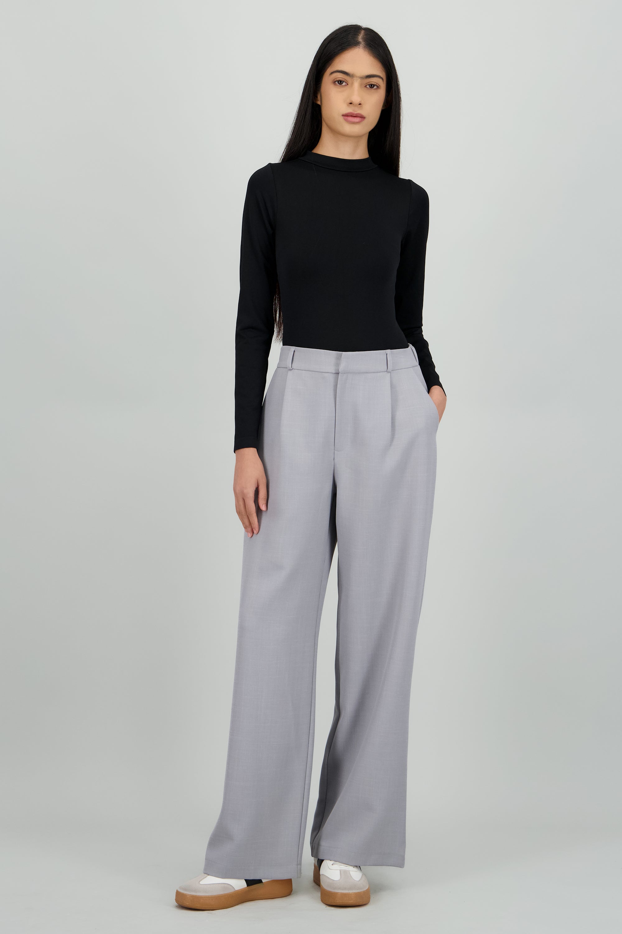 Pantalon liso recto detalle pinza GRIS CLARO