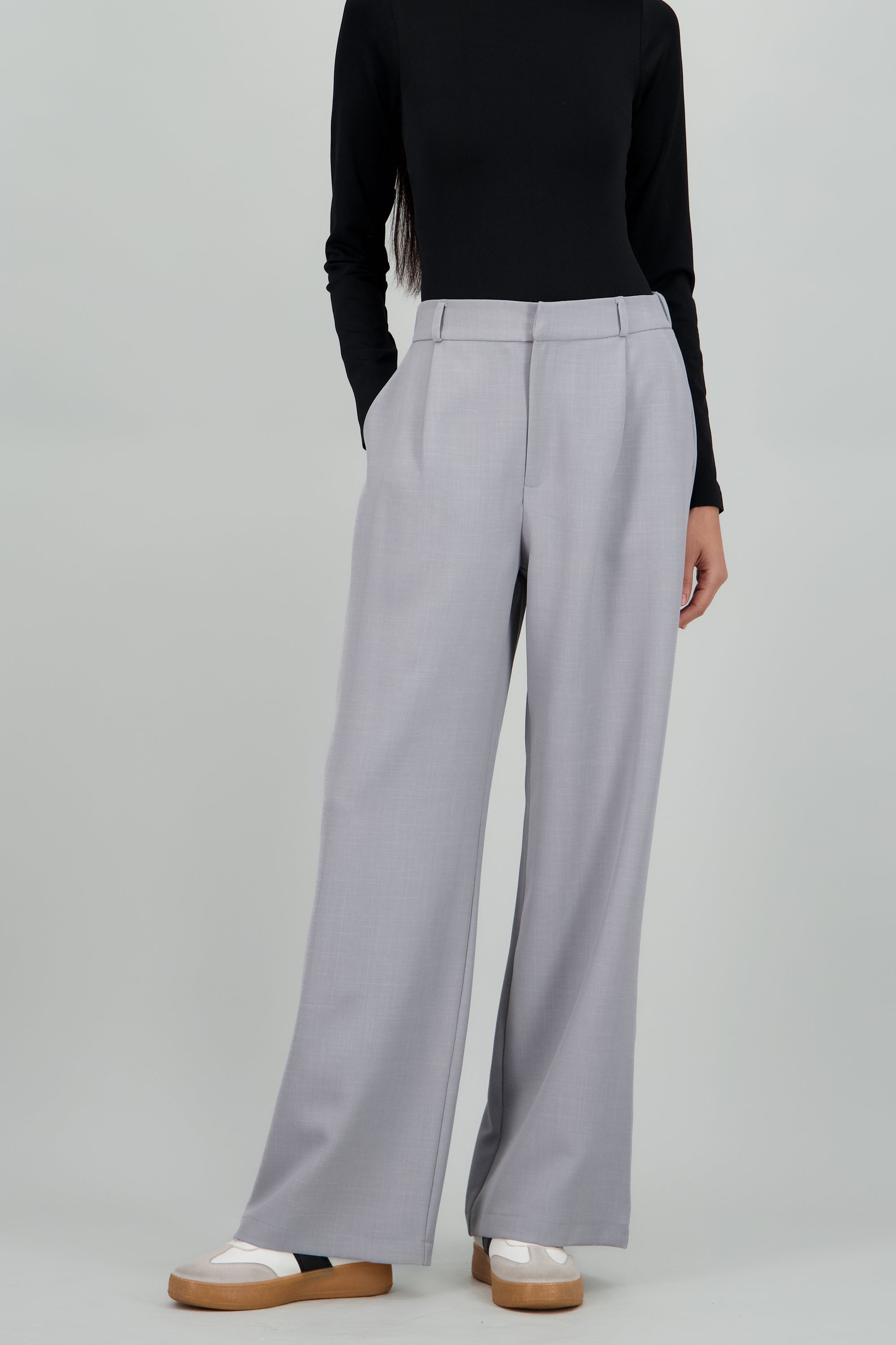 Pantalon liso recto detalle pinza GRIS CLARO