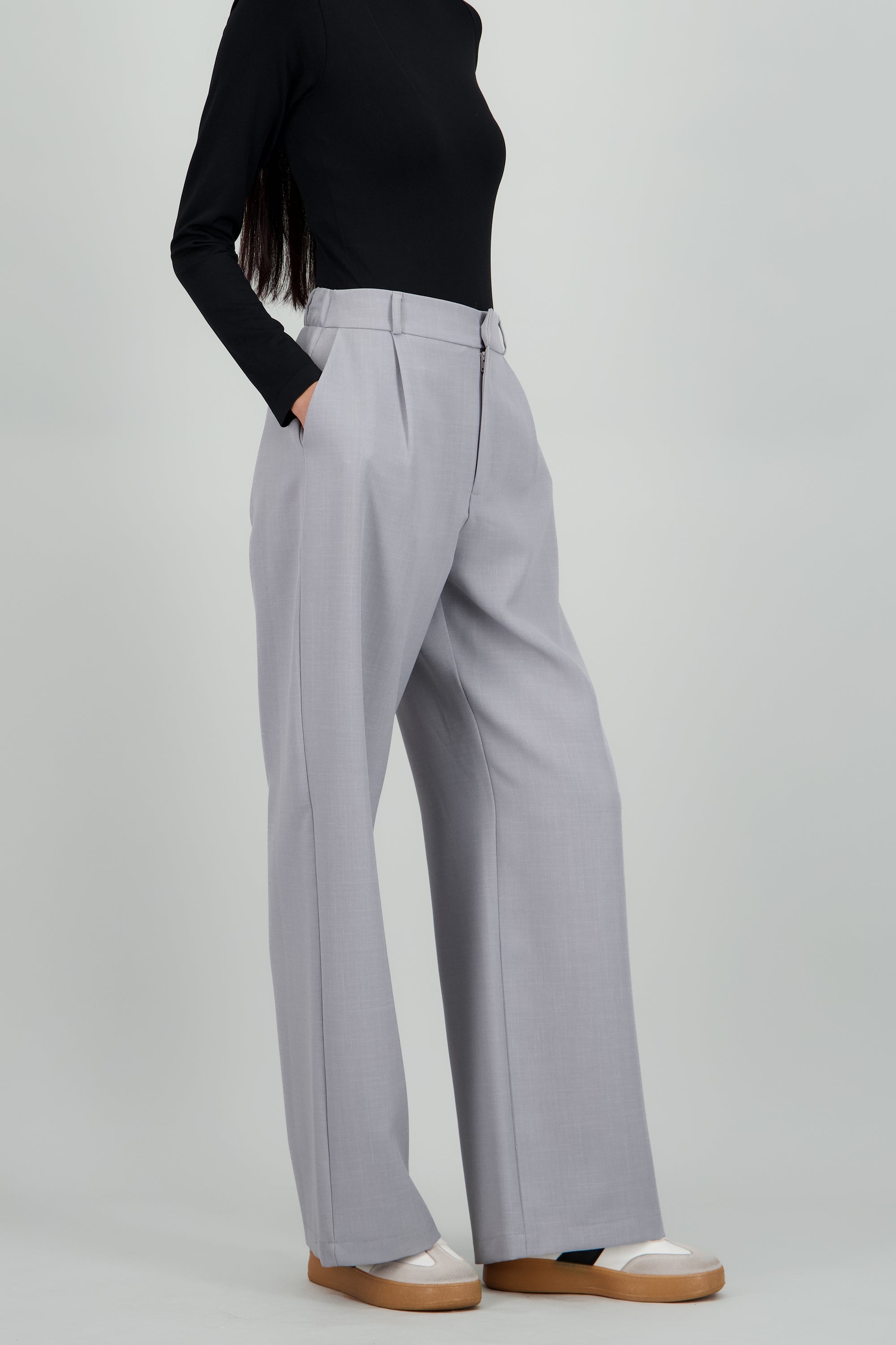 Pantalon liso recto detalle pinza GRIS CLARO