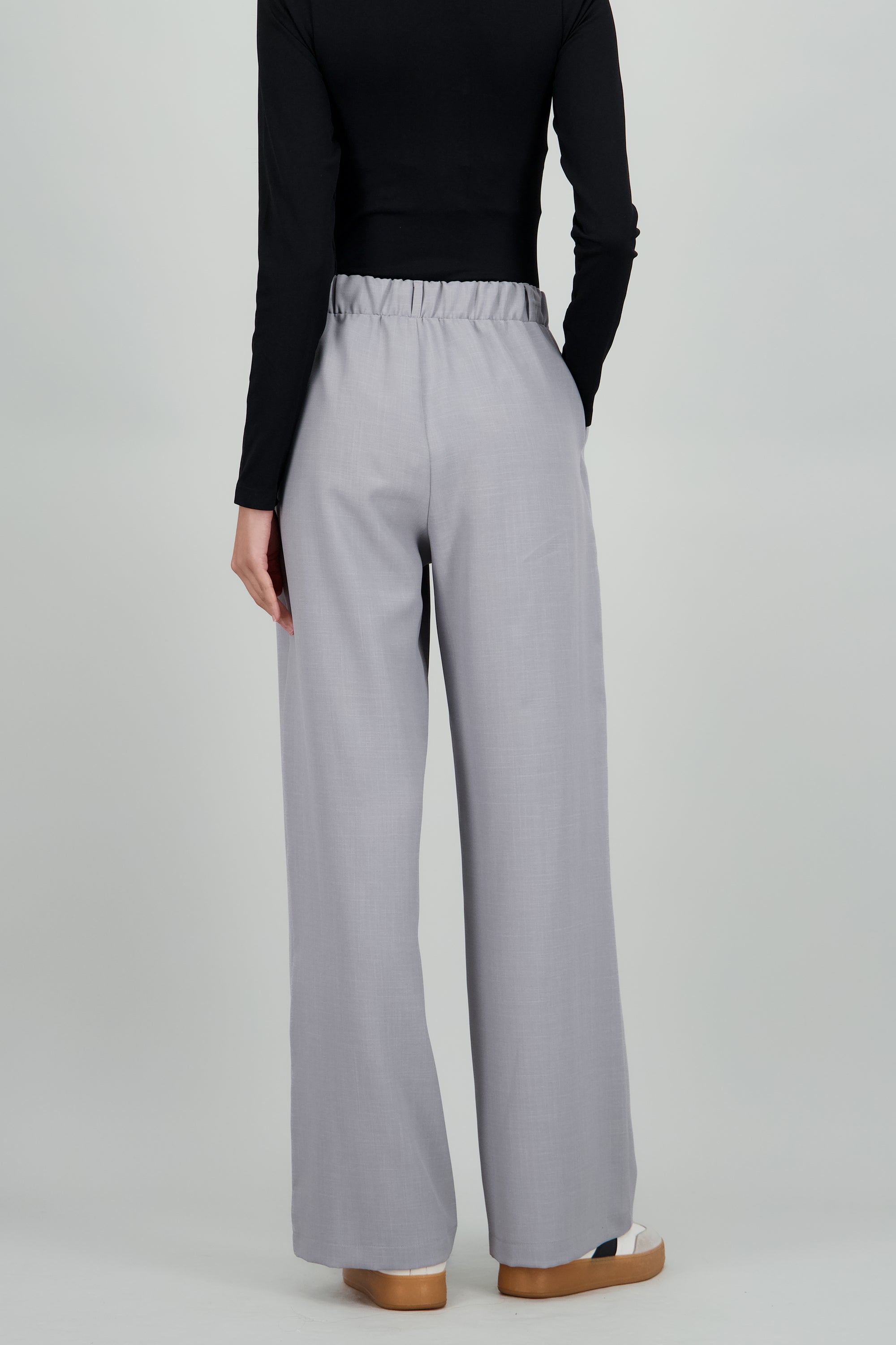 Pantalon liso recto detalle pinza GRIS CLARO