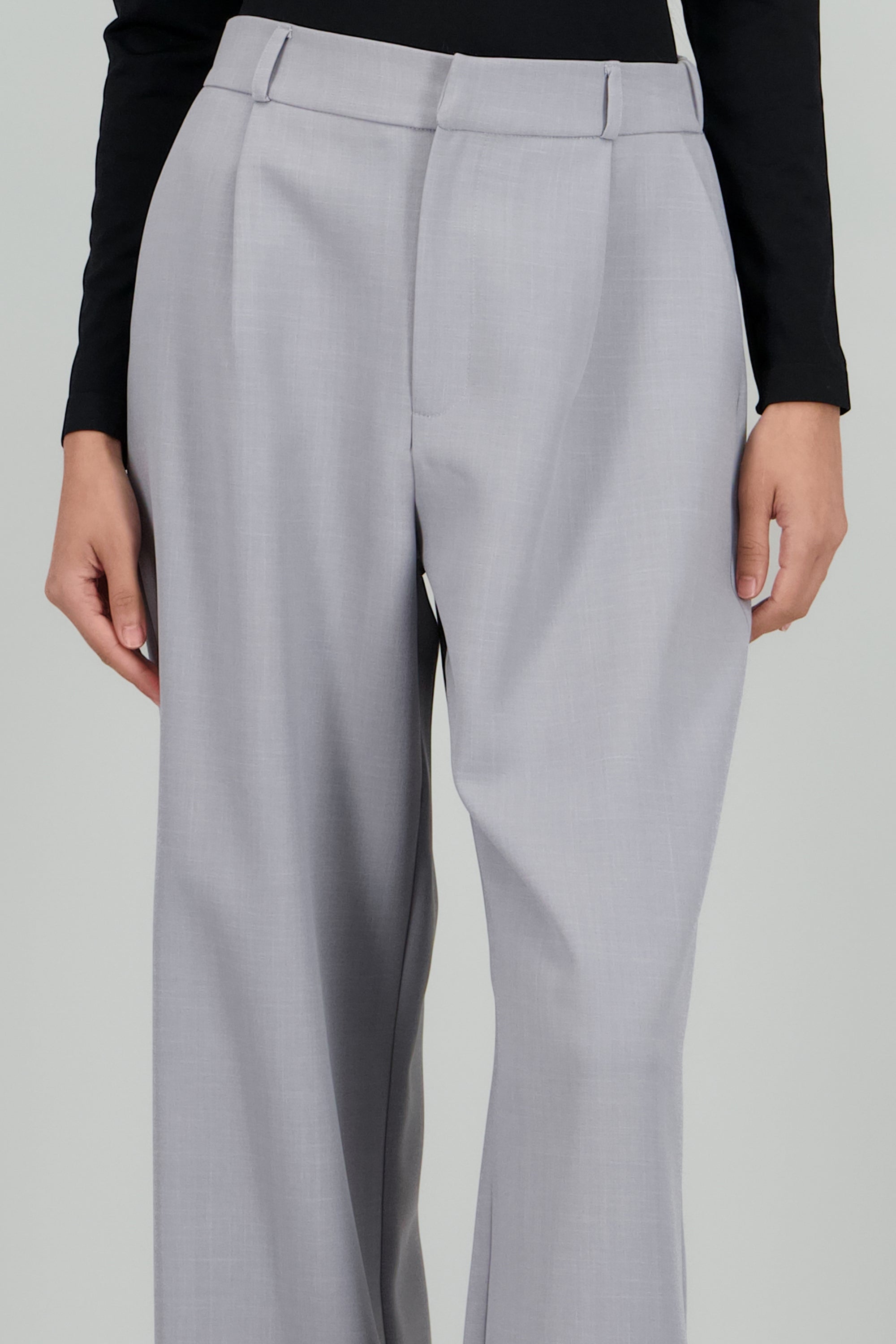 Pantalon liso recto detalle pinza GRIS CLARO