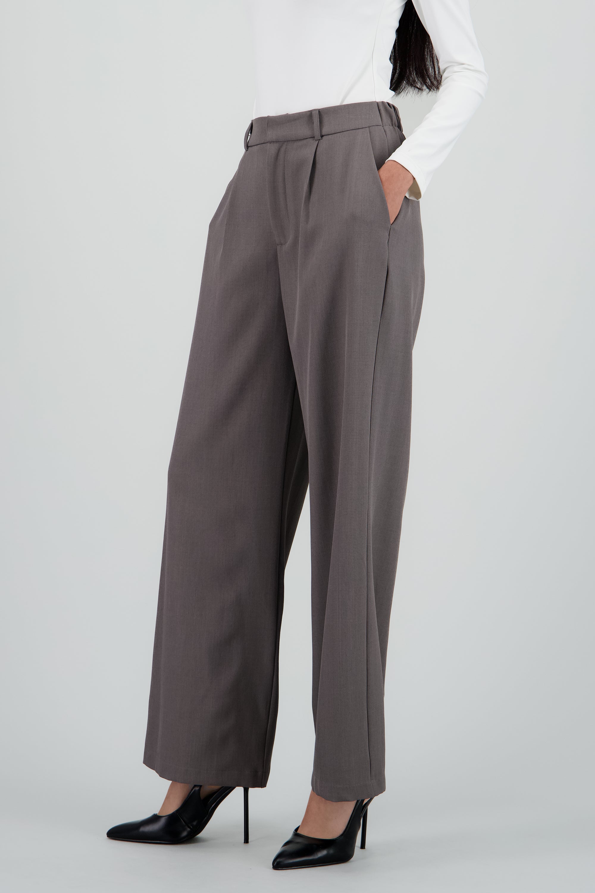 Pantalon liso recto detalle pinza GRIS OBSCURO