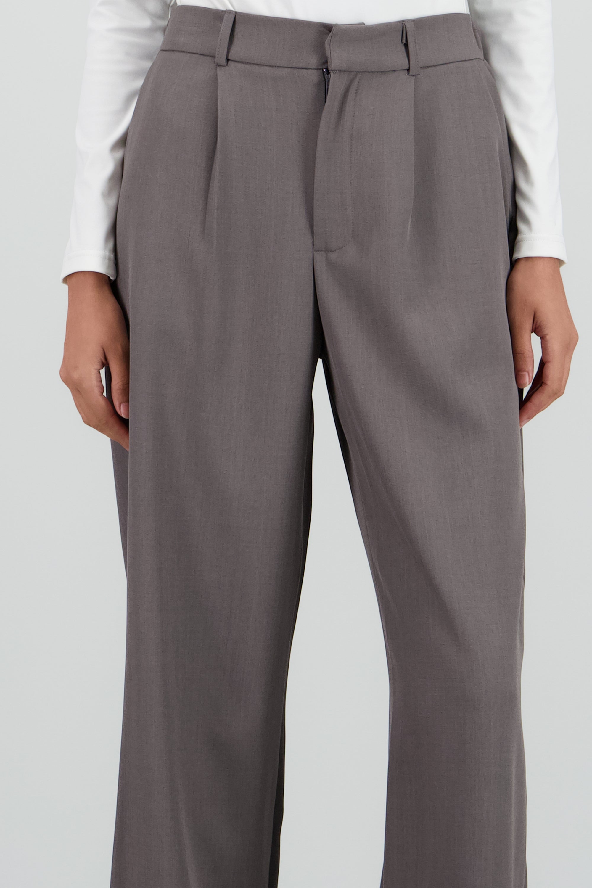 Pantalon liso recto detalle pinza GRIS OBSCURO