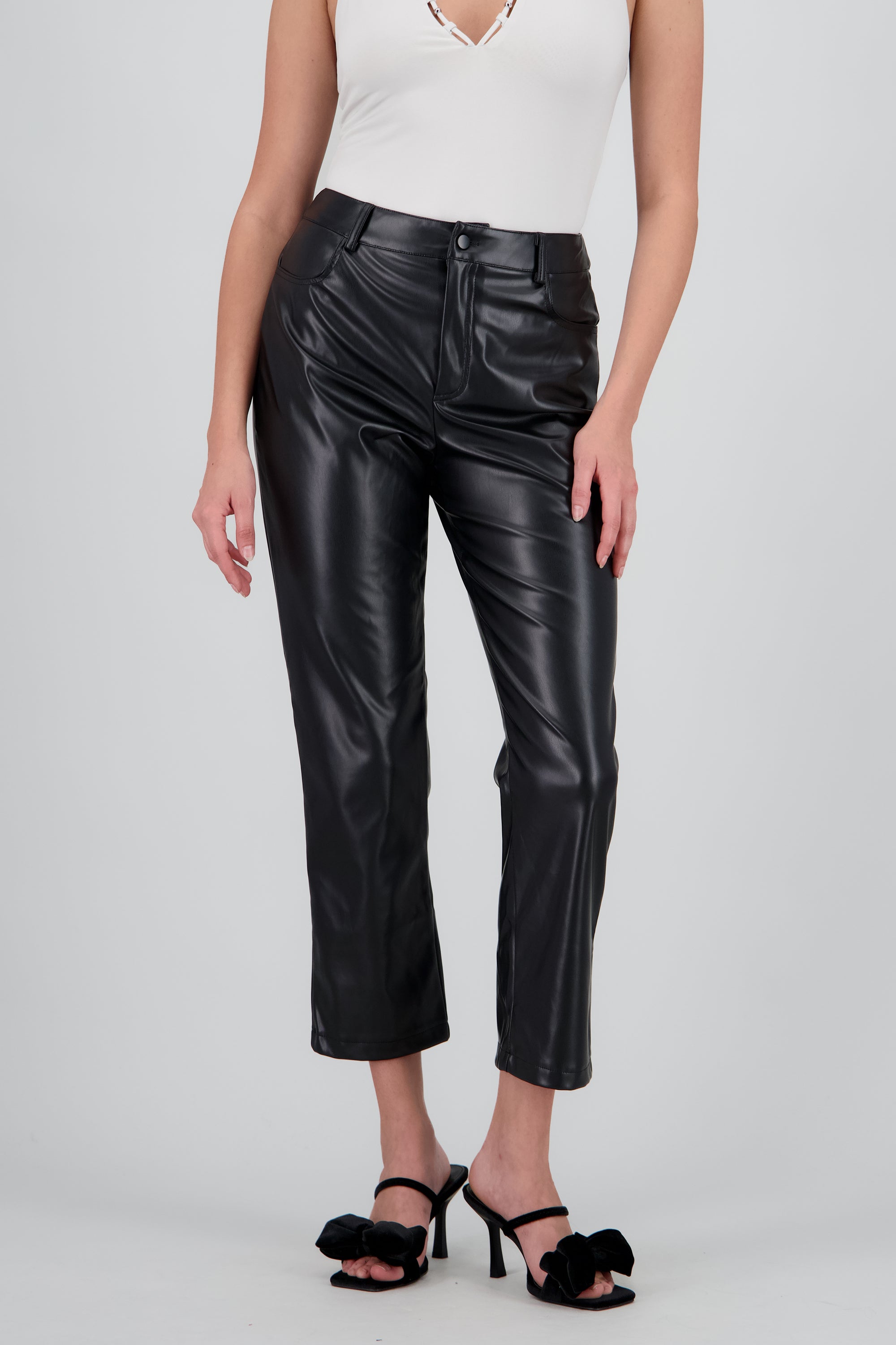 Pantalones efecto piel NEGRO