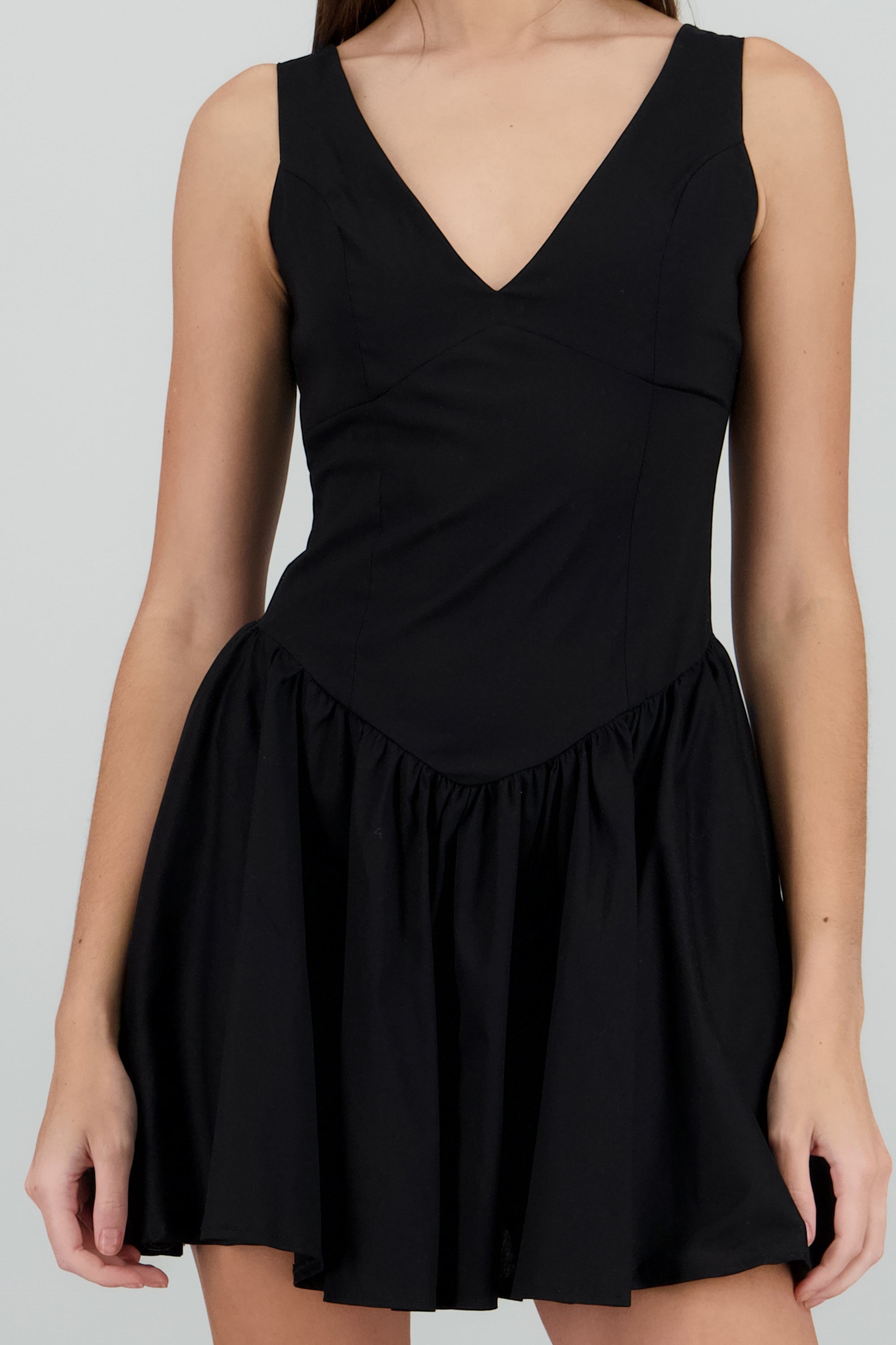 Vestido escote V con falda ampon NEGRO