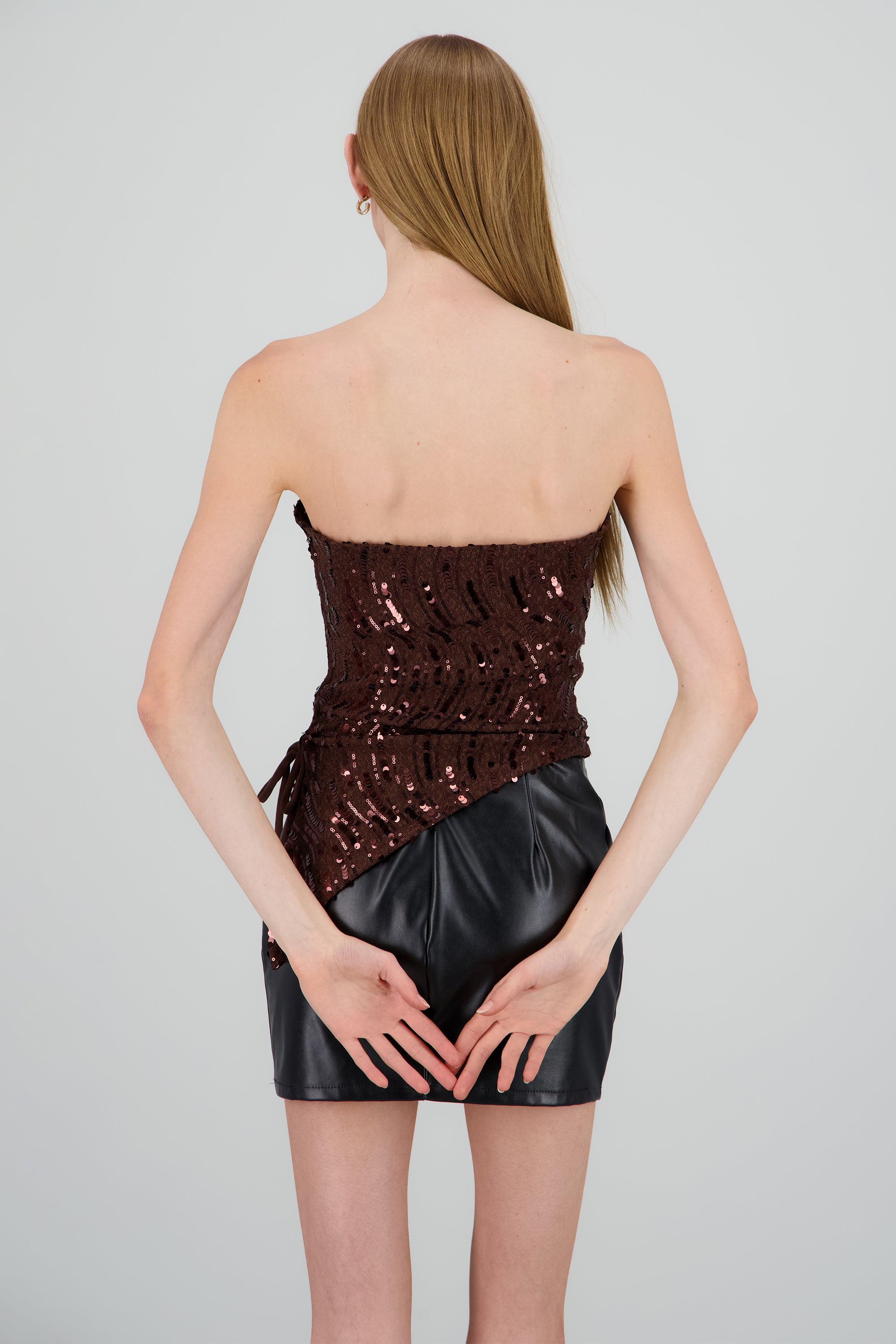 Top bandeau asimetrico lentejuelas con jareta CHOCOLATE