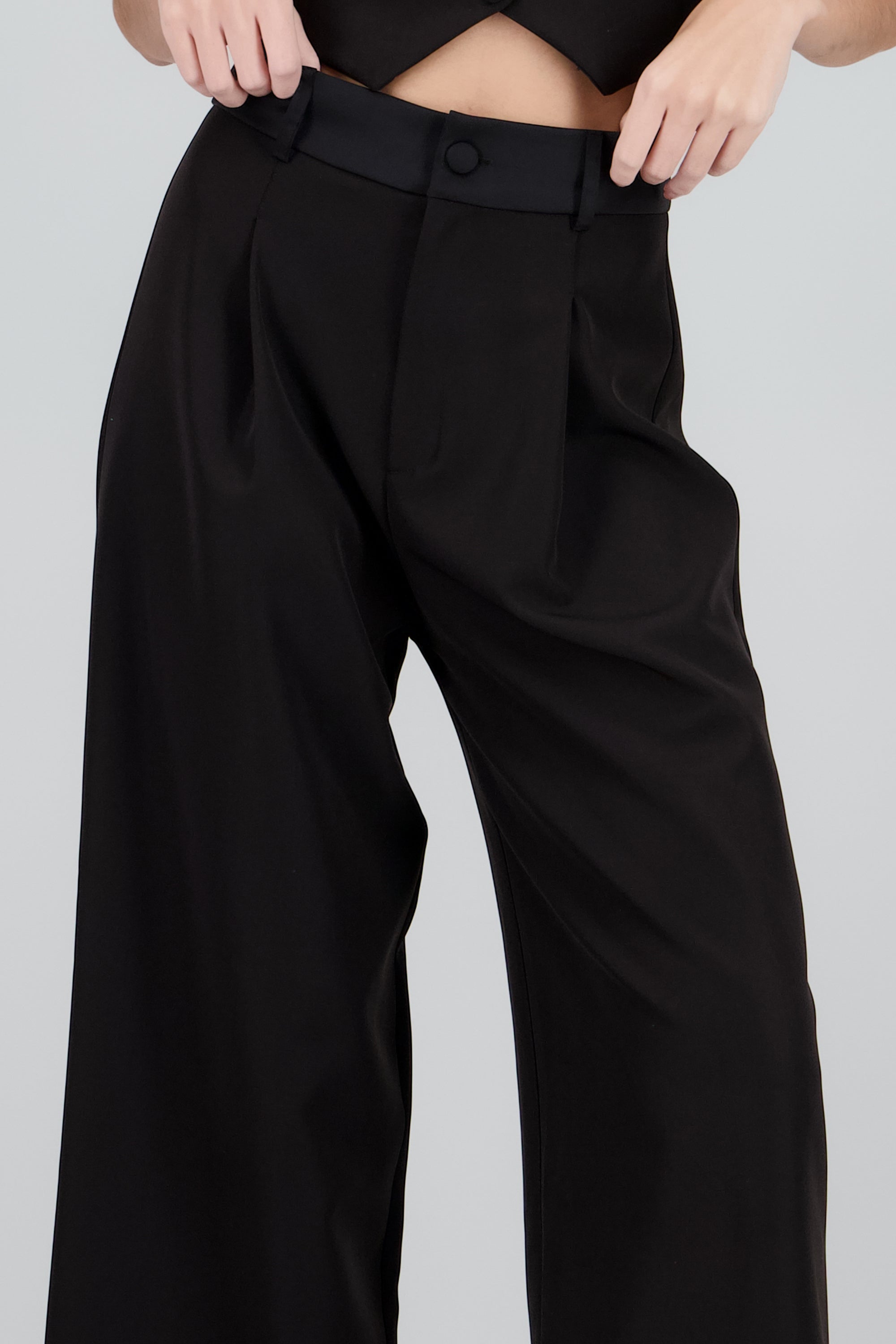 Pantalon de vestir con detalles satinados NEGRO
