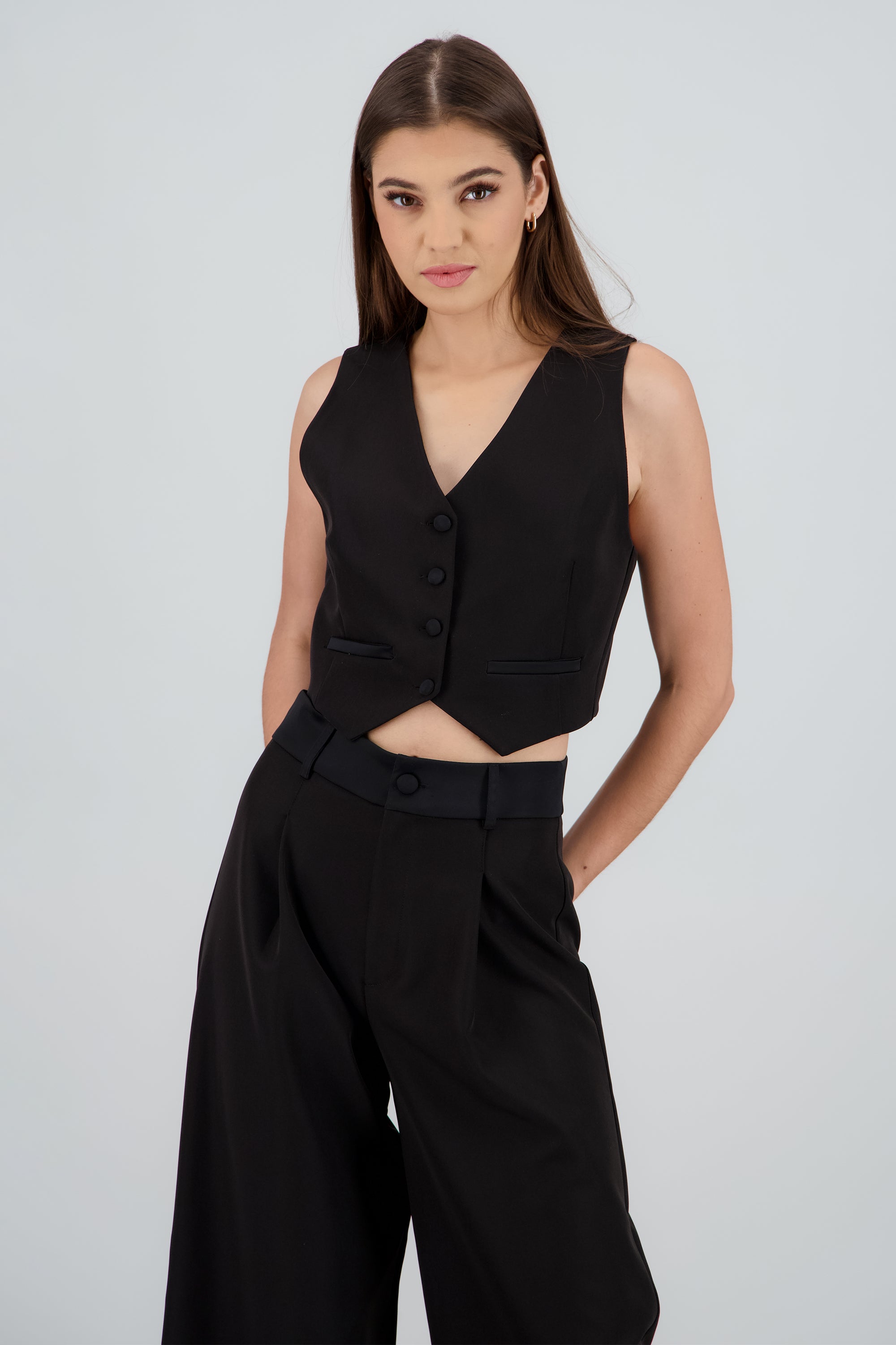 Chaleco con detalles satinados NEGRO