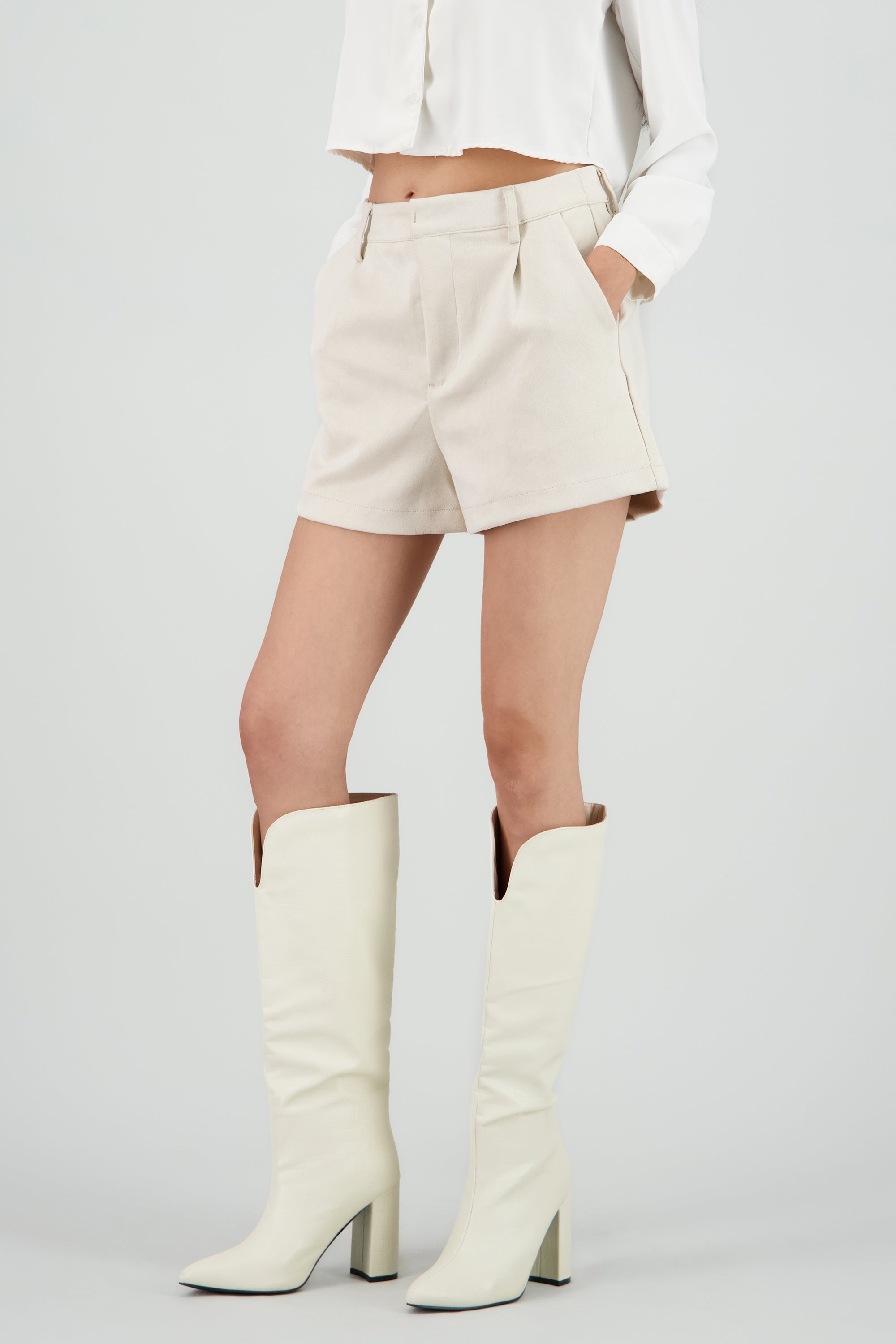 Sharts suade con pinzas CREMA