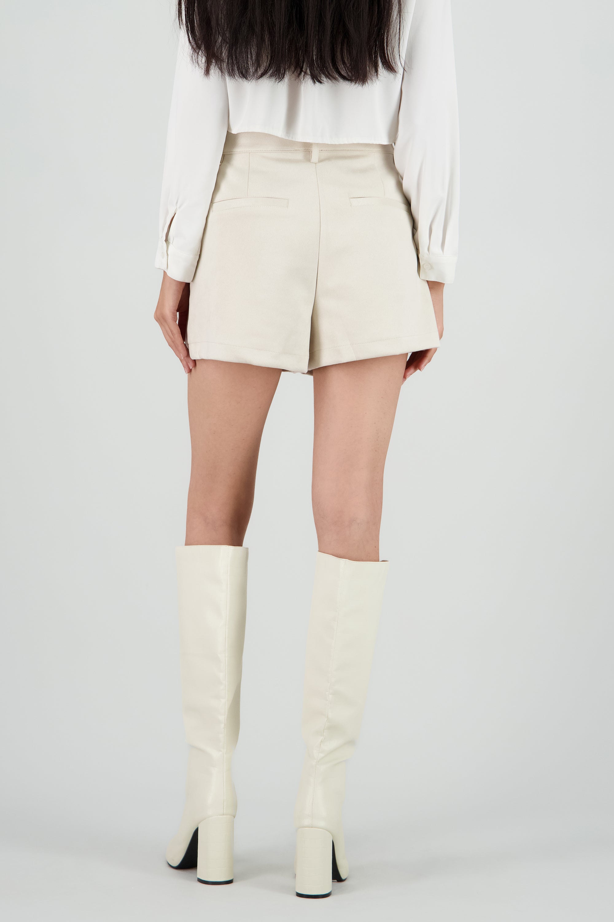 Sharts suade con pinzas CREMA