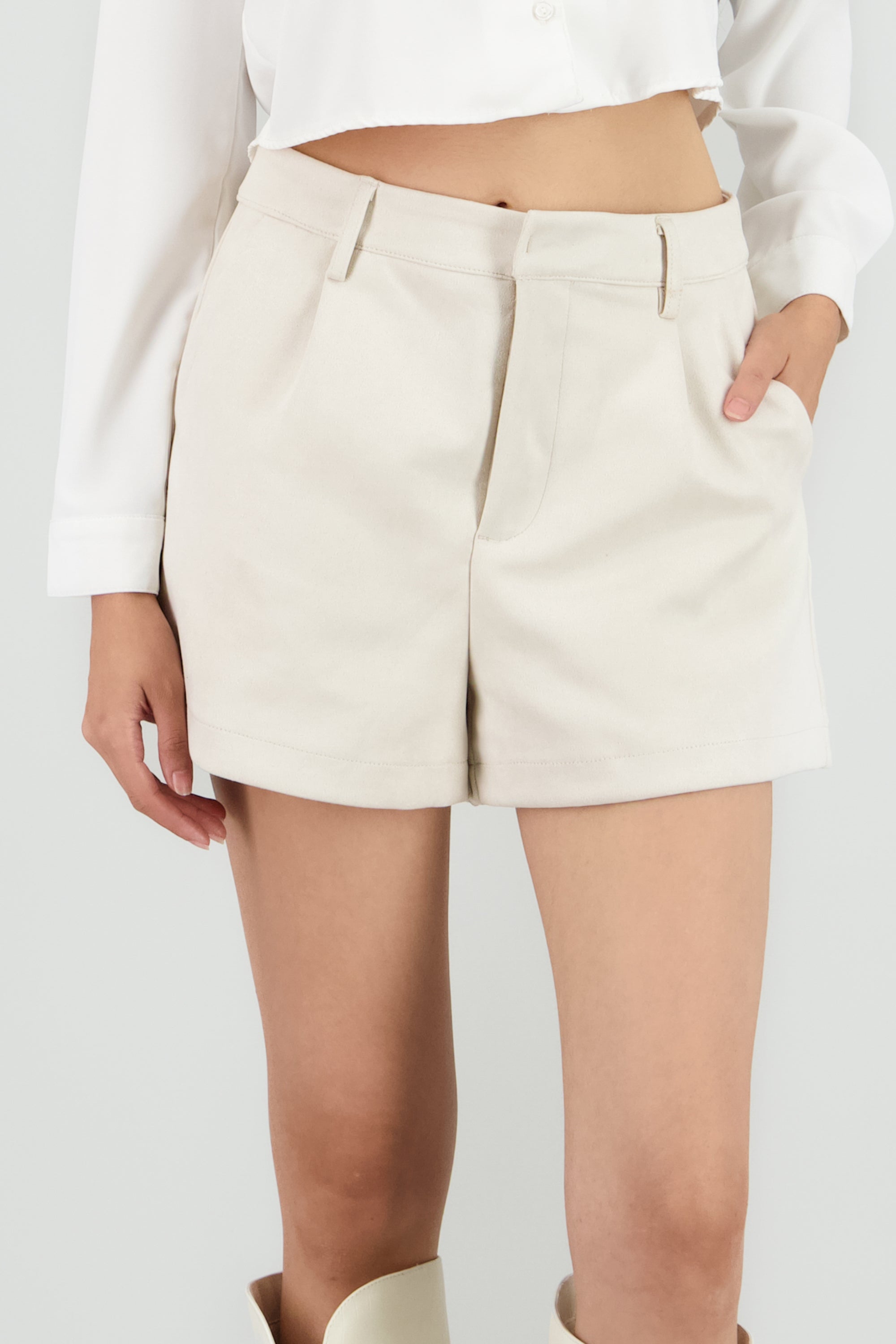 Sharts suade con pinzas CREMA