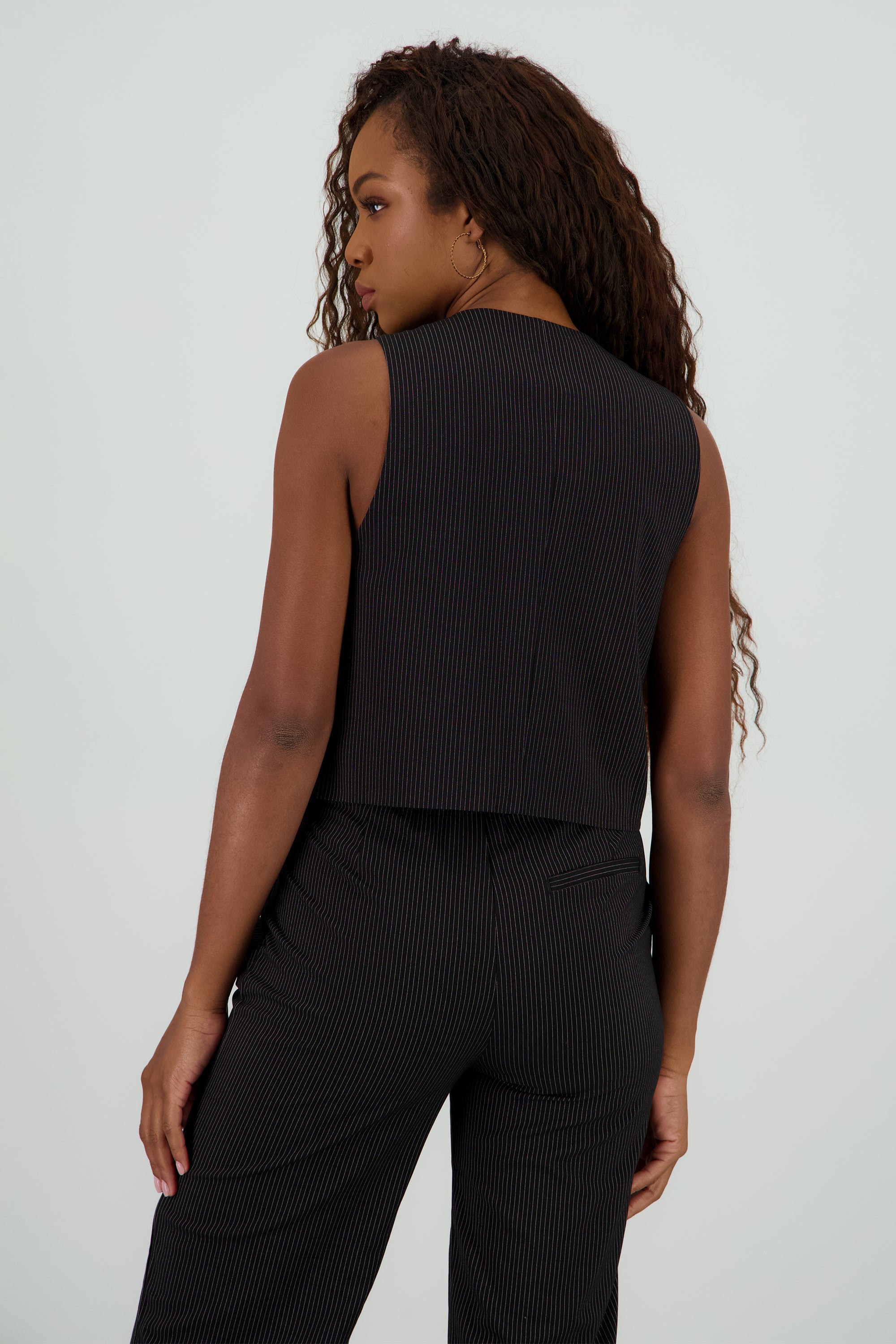 Chaleco cuello v detalle boton NEGRO