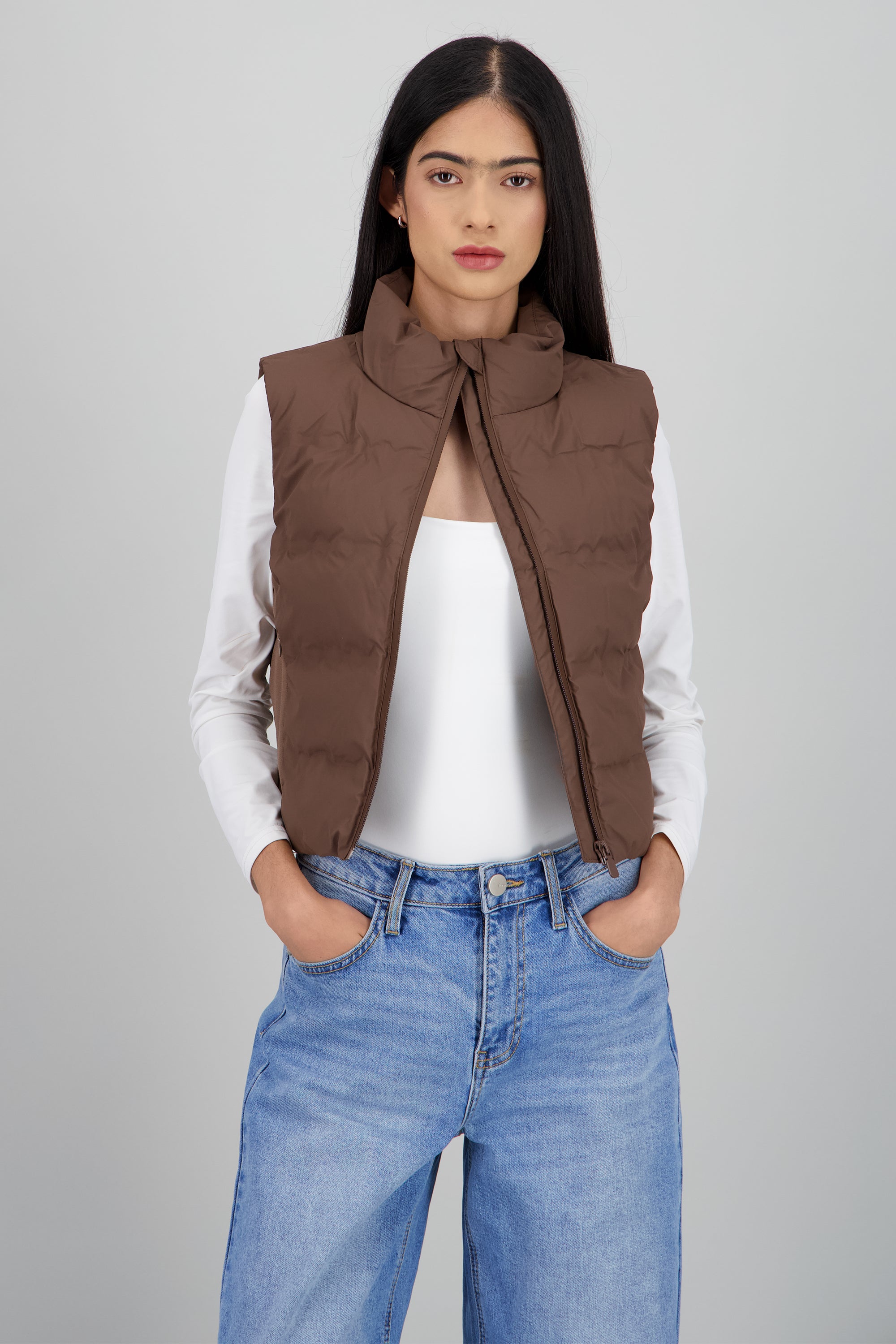 Chaleco capitonado detalle contraste costado CAFE