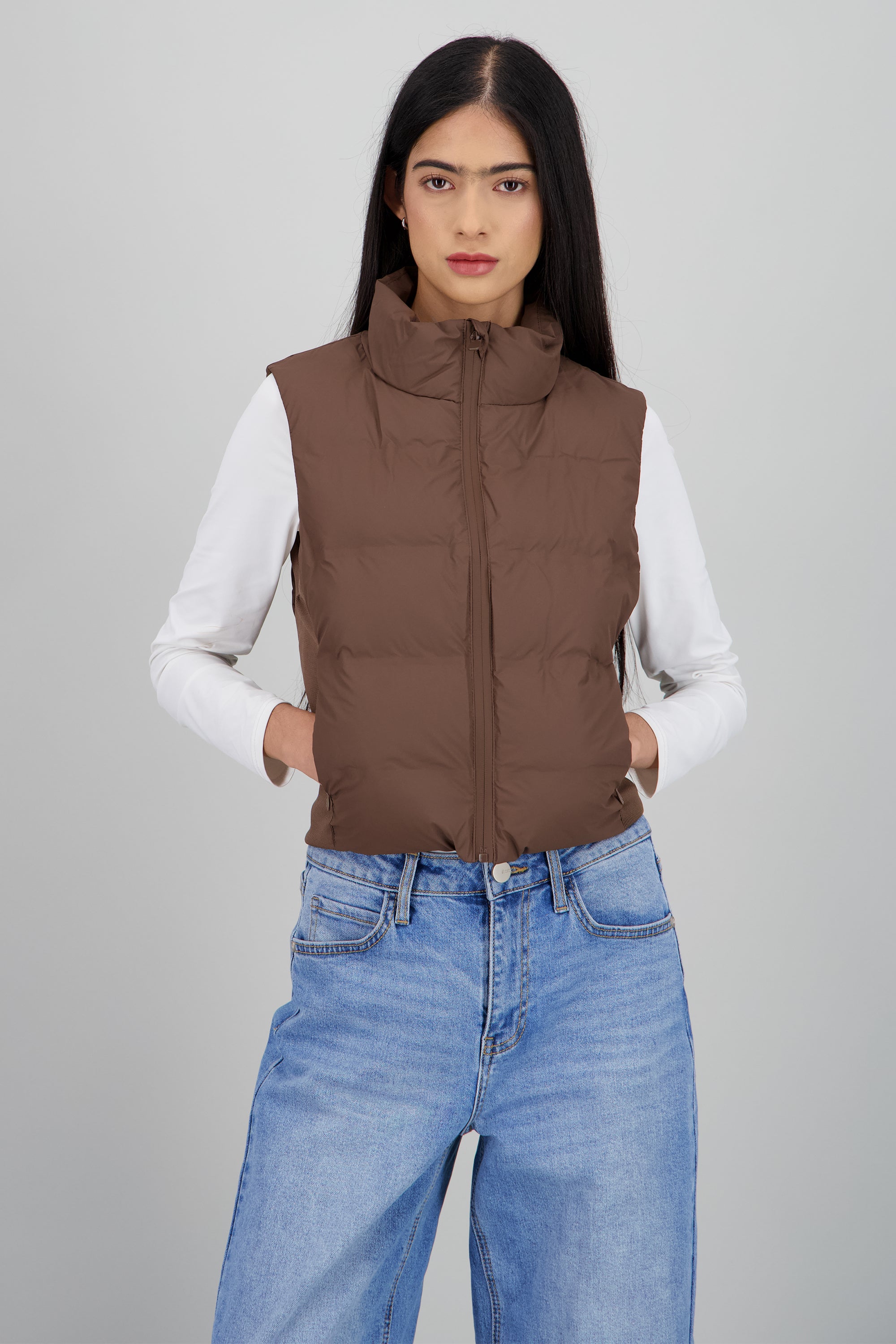 Chaleco capitonado detalle contraste costado CAFE