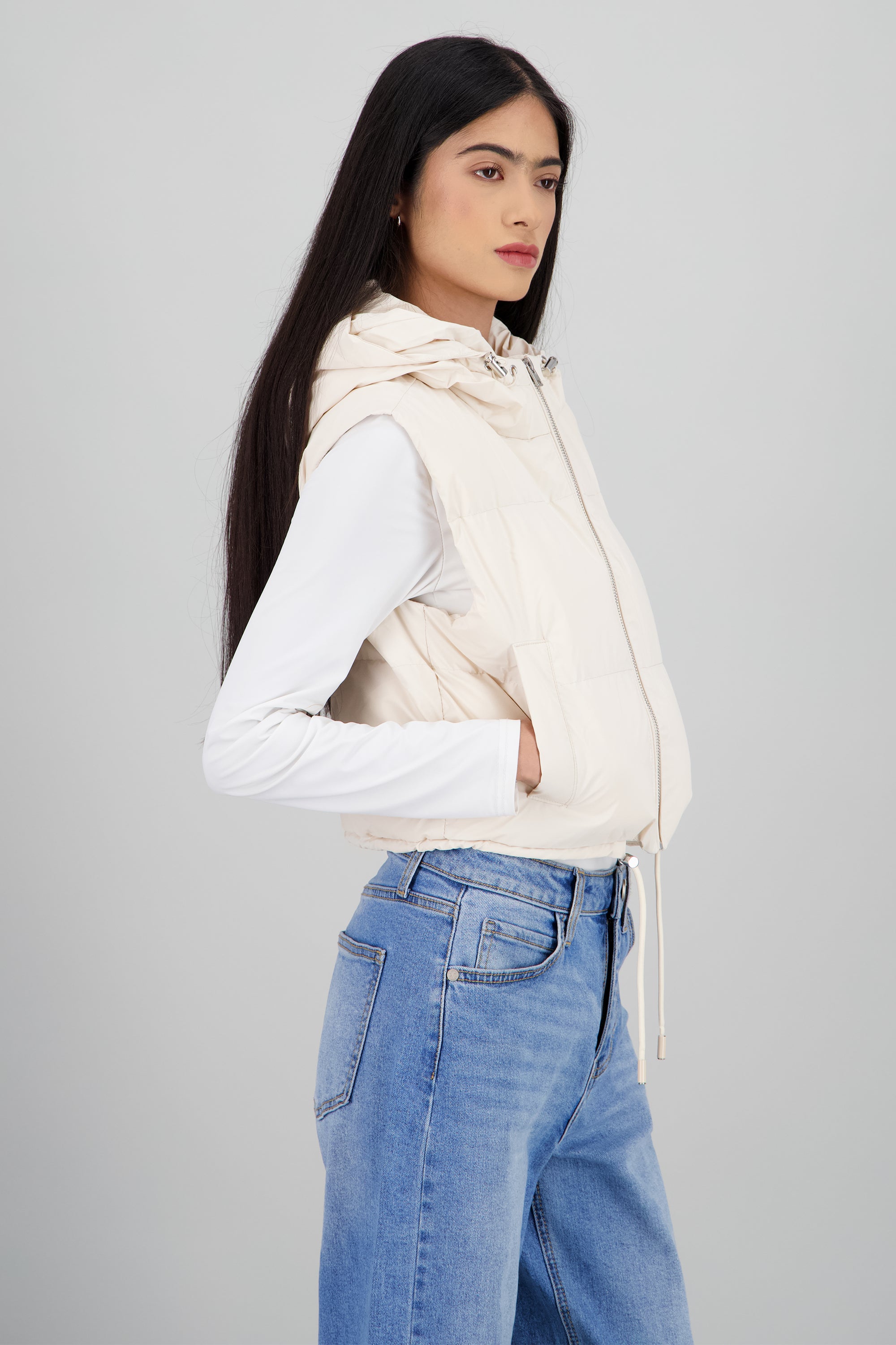 Chaleco capitonado con gorro HUESO