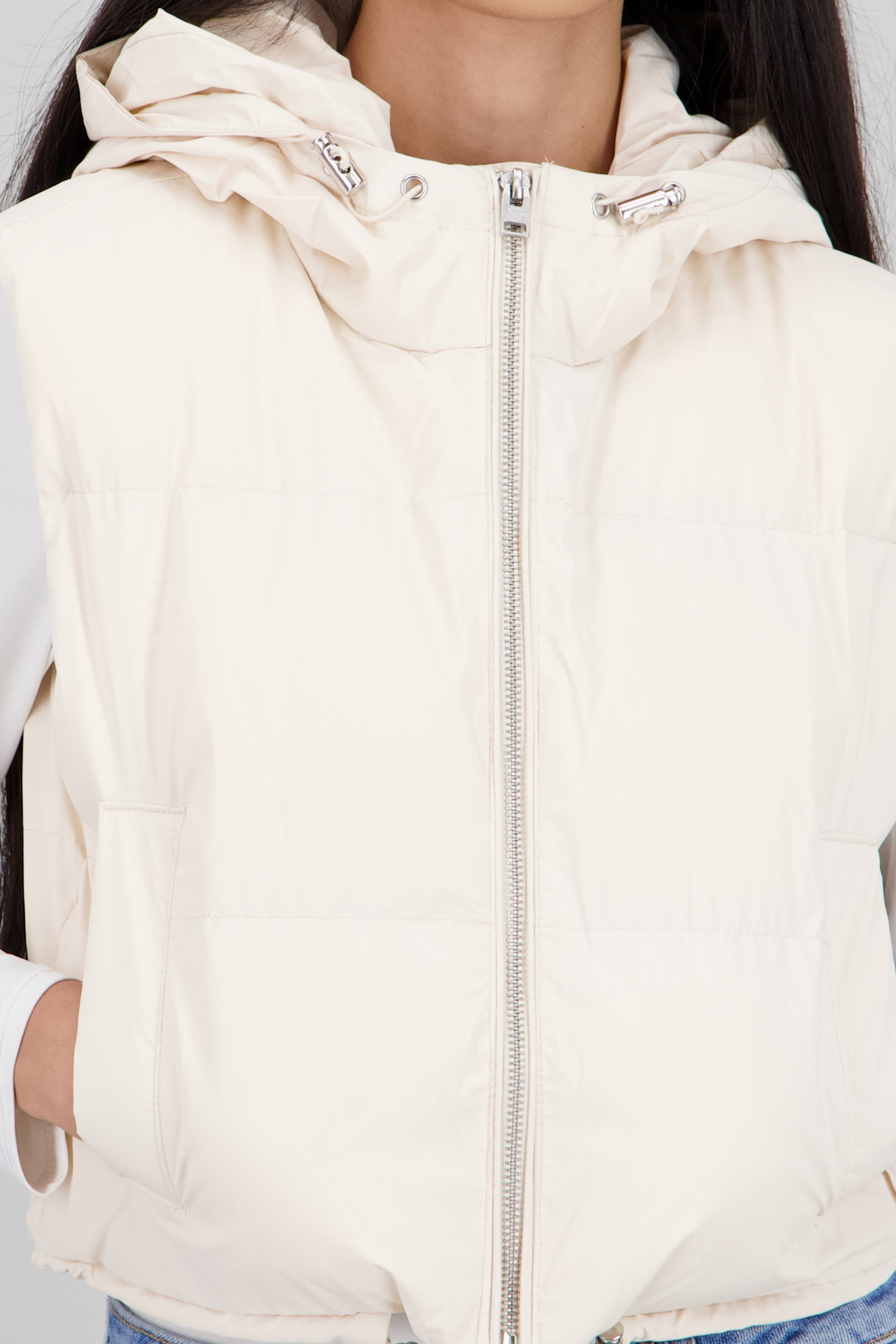 Chaleco capitonado con gorro HUESO