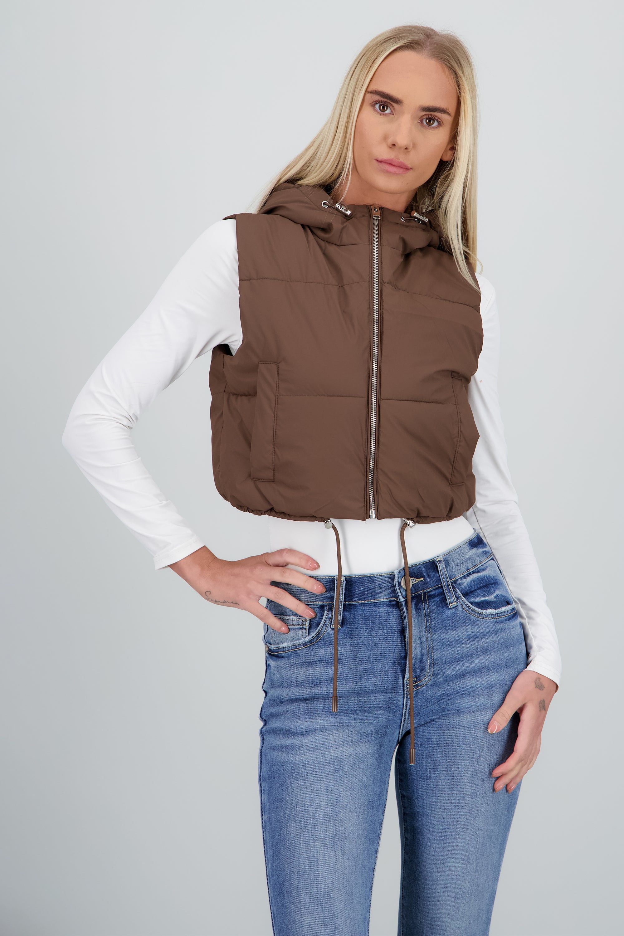 Chaleco capitonado con gorro CAFE