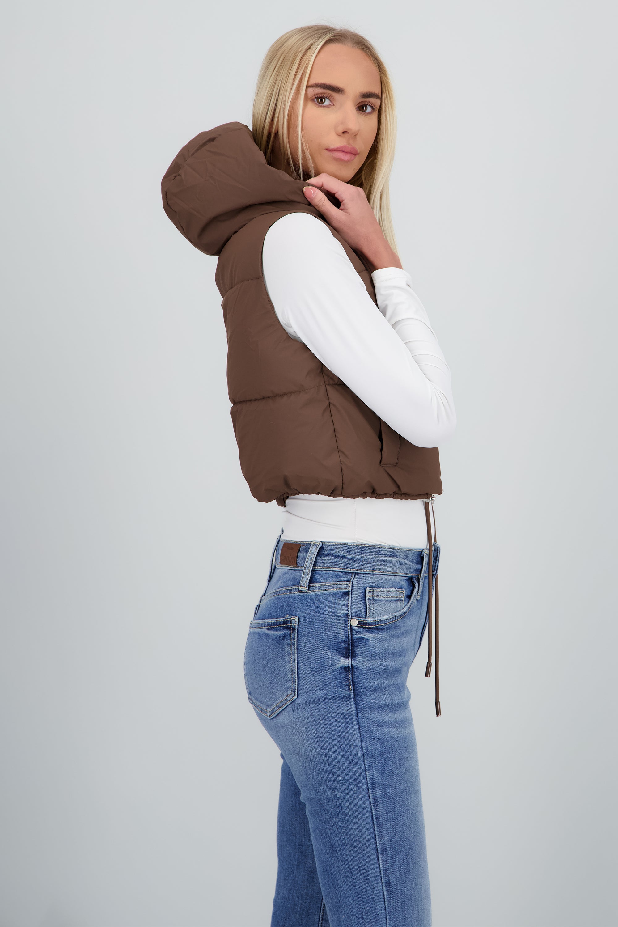 Chaleco capitonado con gorro CAFE