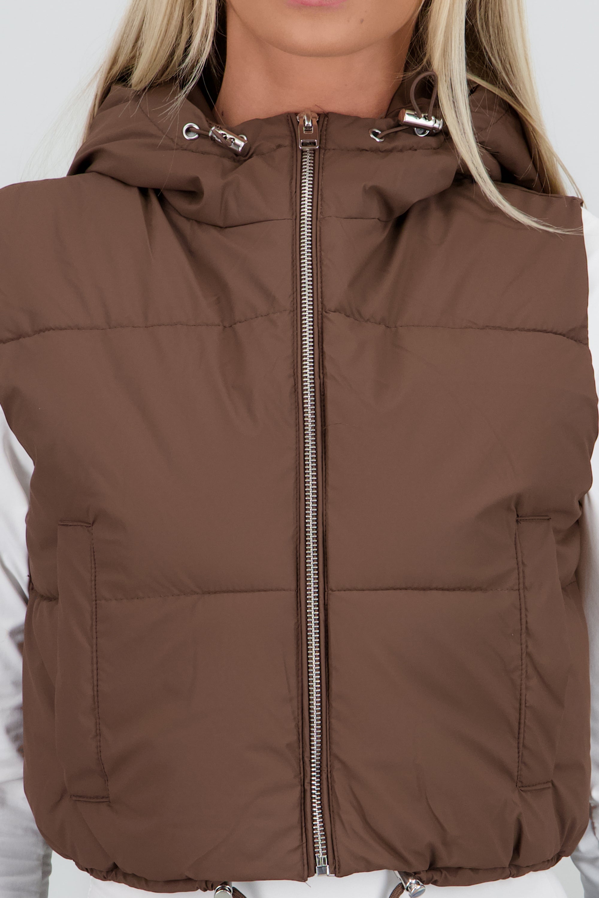 Chaleco capitonado con gorro CAFE