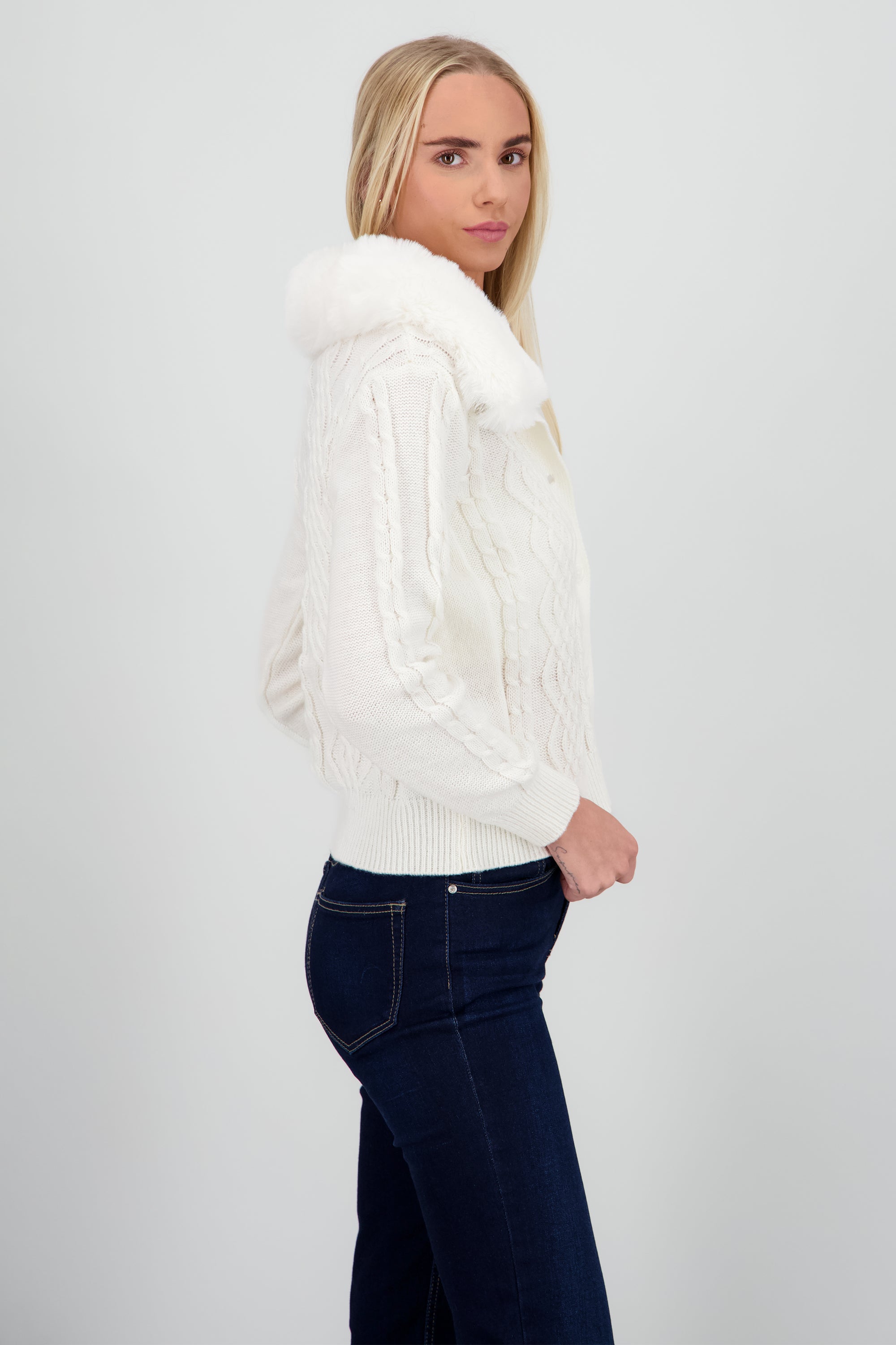 Cardigan tejido detalle pelo cuello CREMA