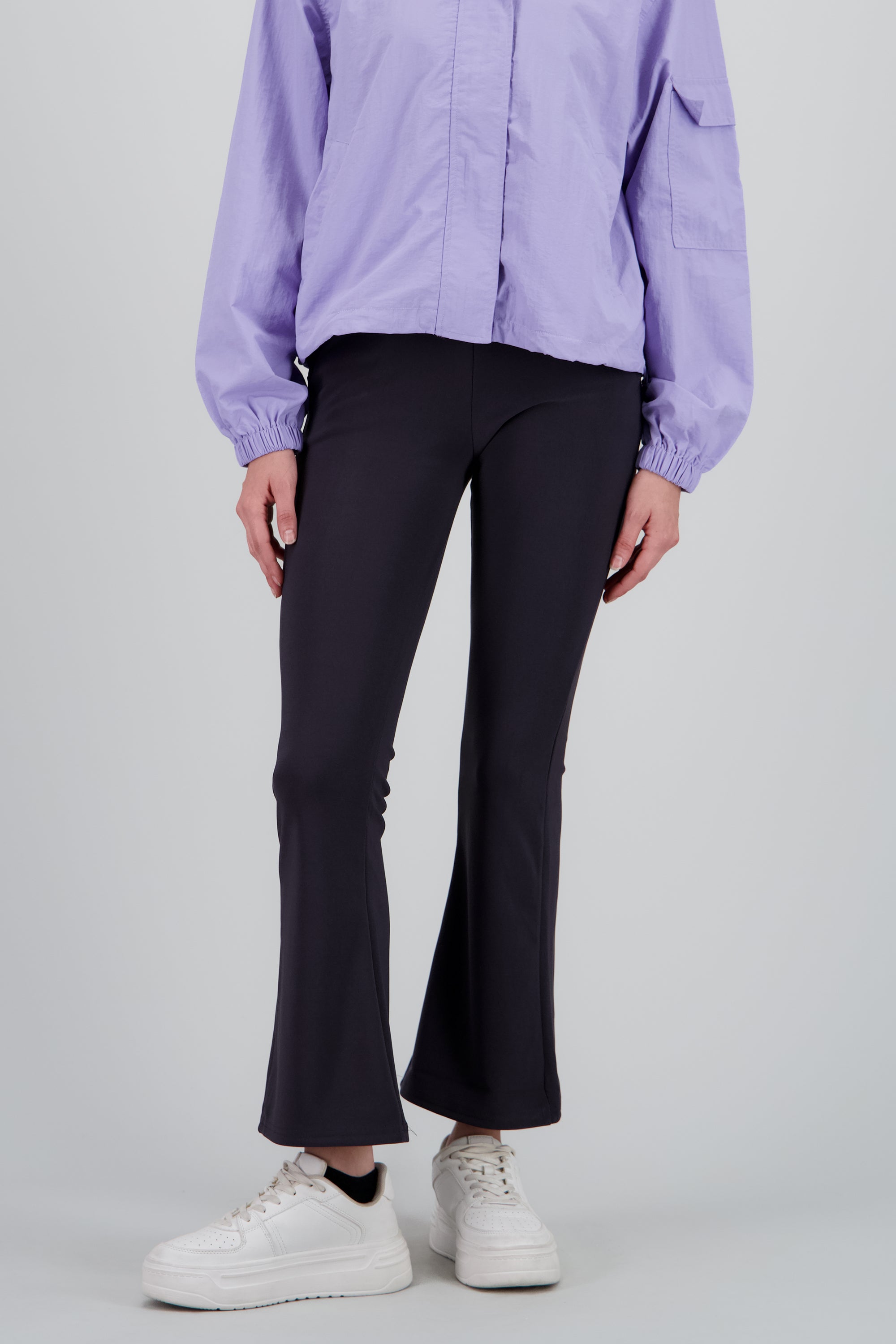 Pantalon liso flare GRIS OBSCURO