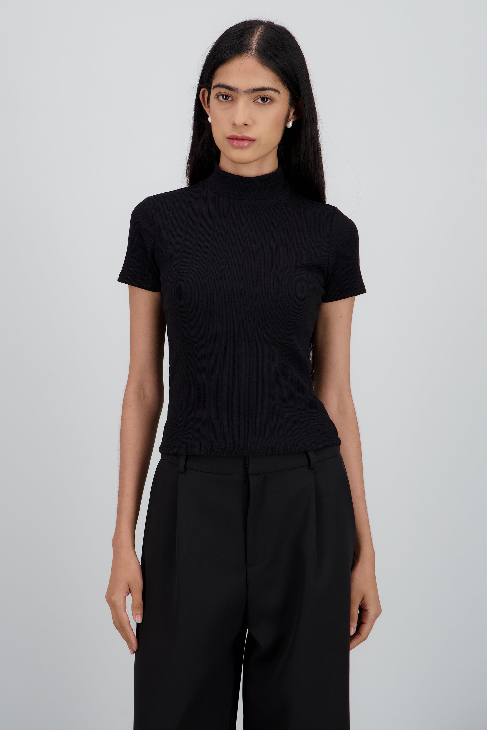 Top manga corta de cuello alto rib NEGRO