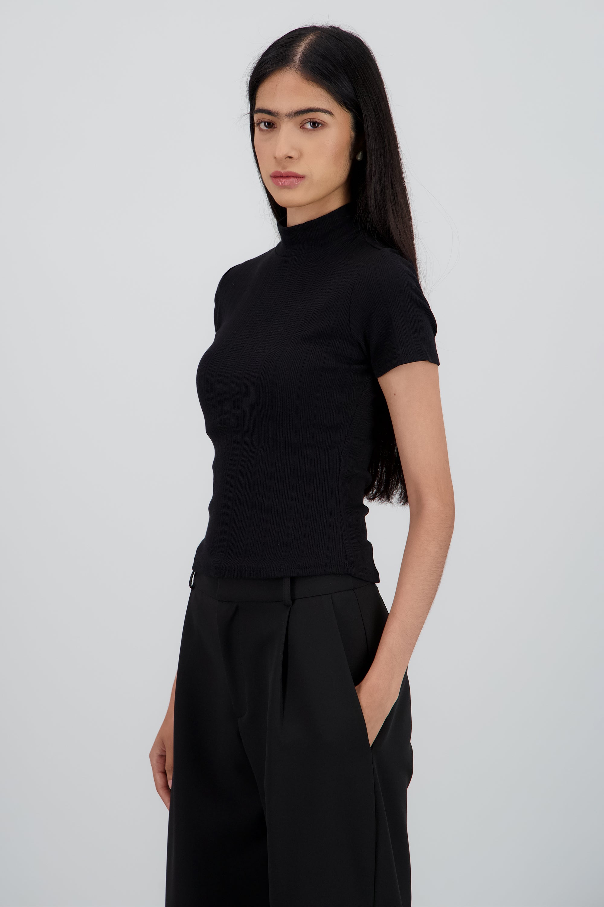 Top manga corta de cuello alto rib NEGRO