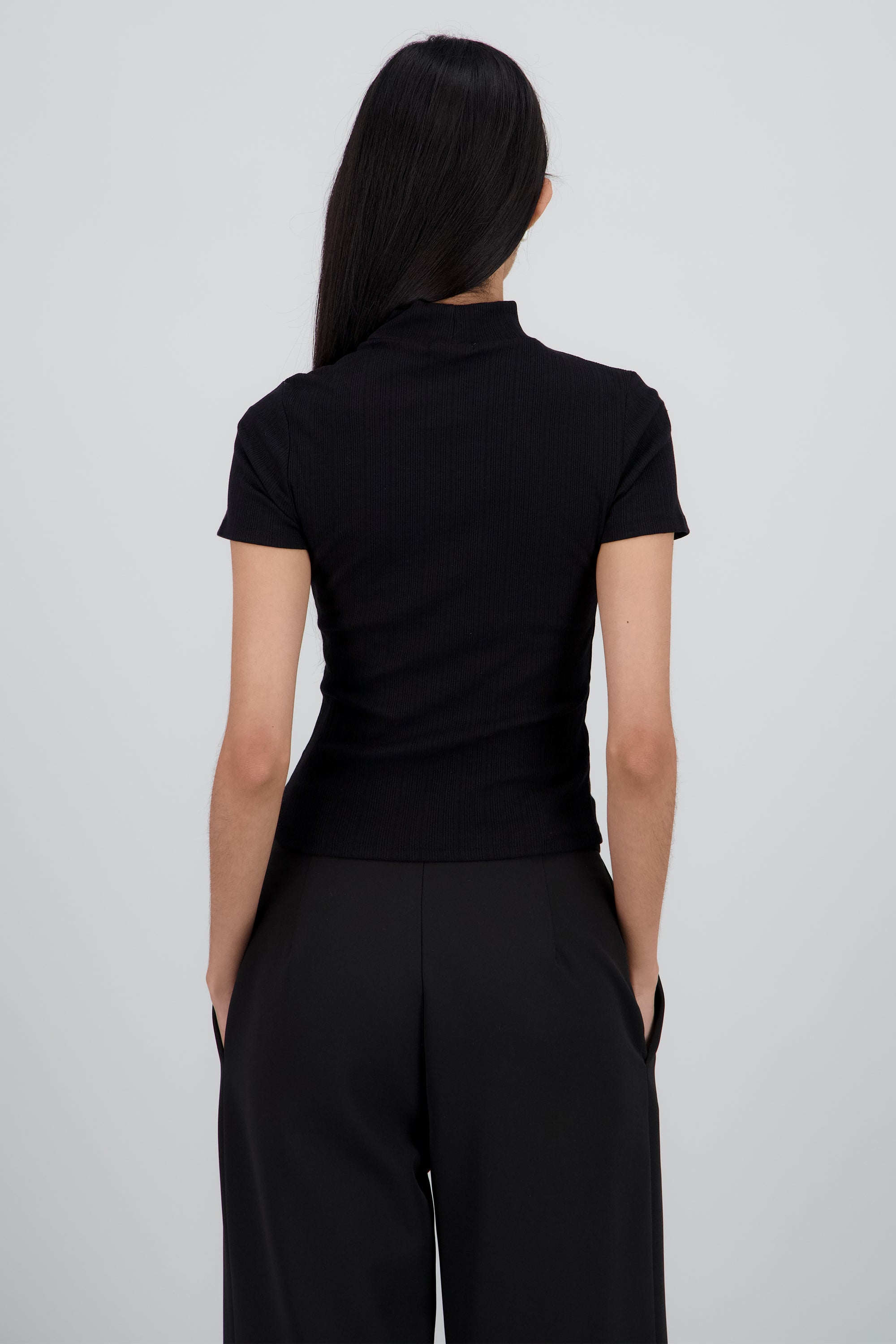 Top manga corta de cuello alto rib NEGRO