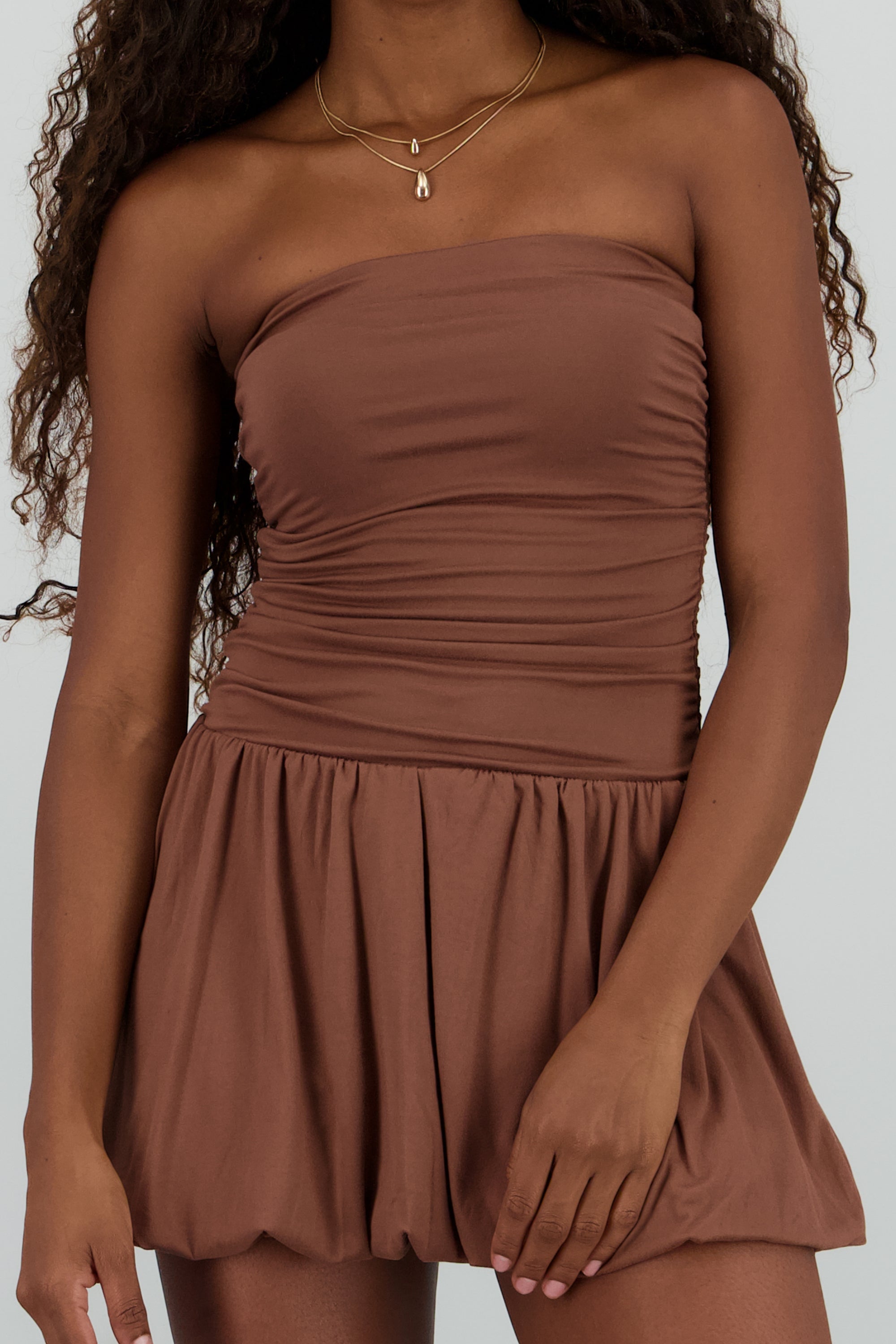 Vestido mini con frunces falda bubble CHOCOLATE