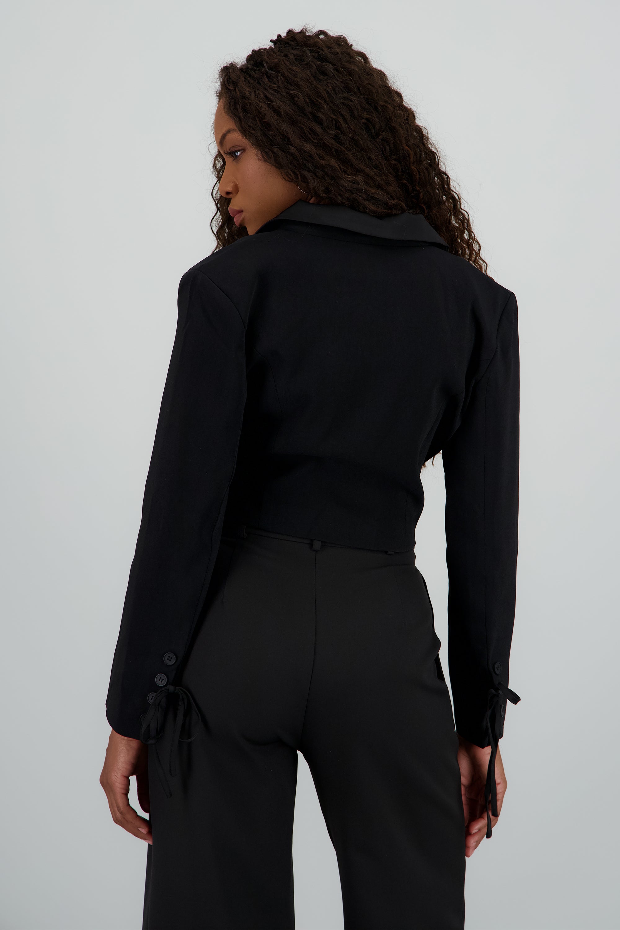 Saco crop detalle satin NEGRO