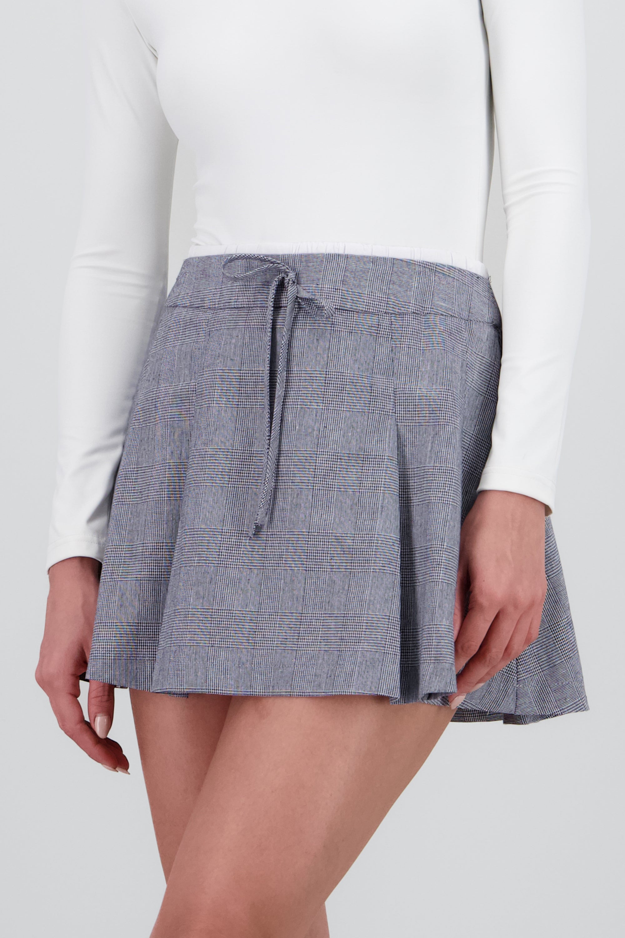 Falda mini tableada con detalle de resorte GRIS