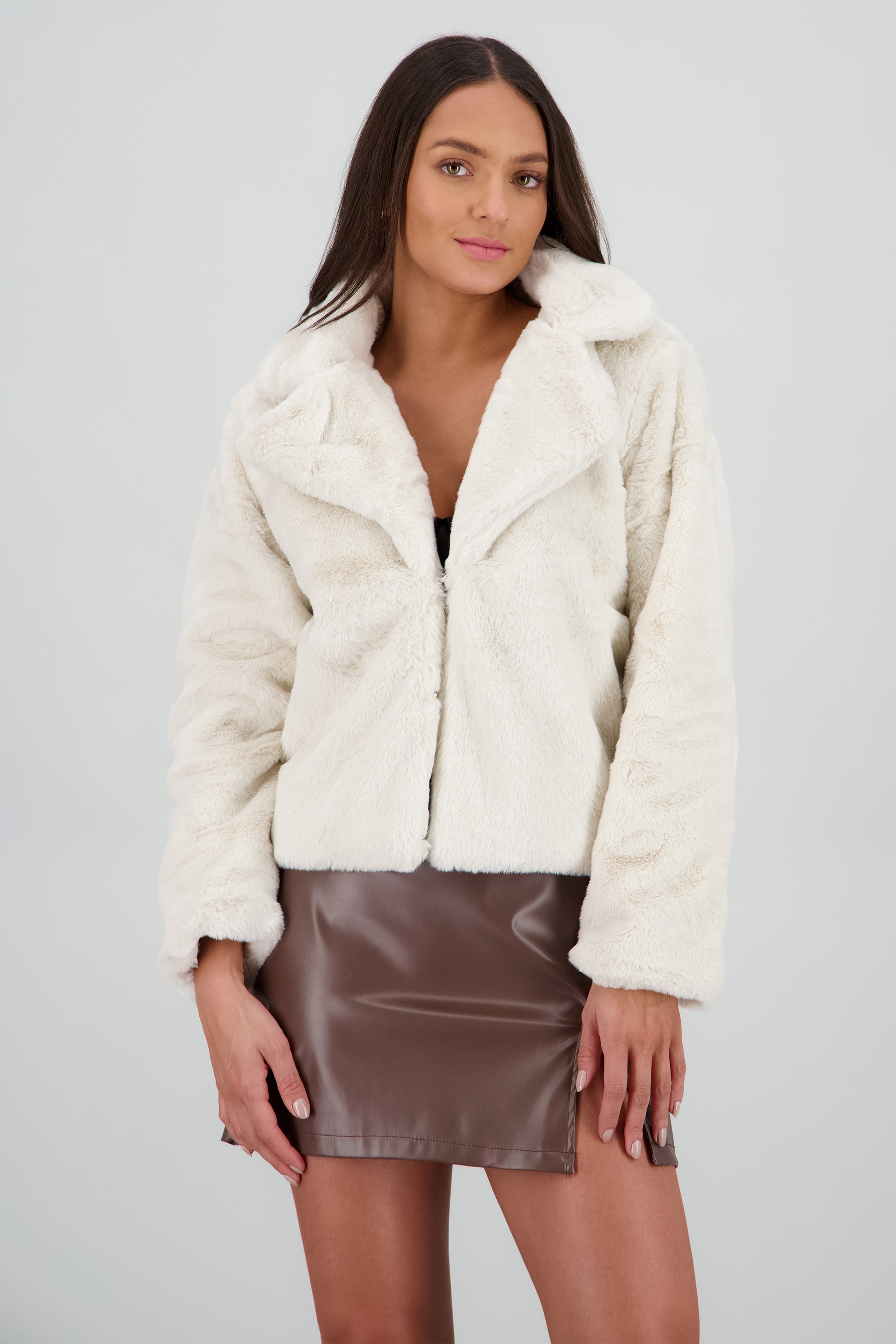 Abrigo corto peluche con solapa BEIGE