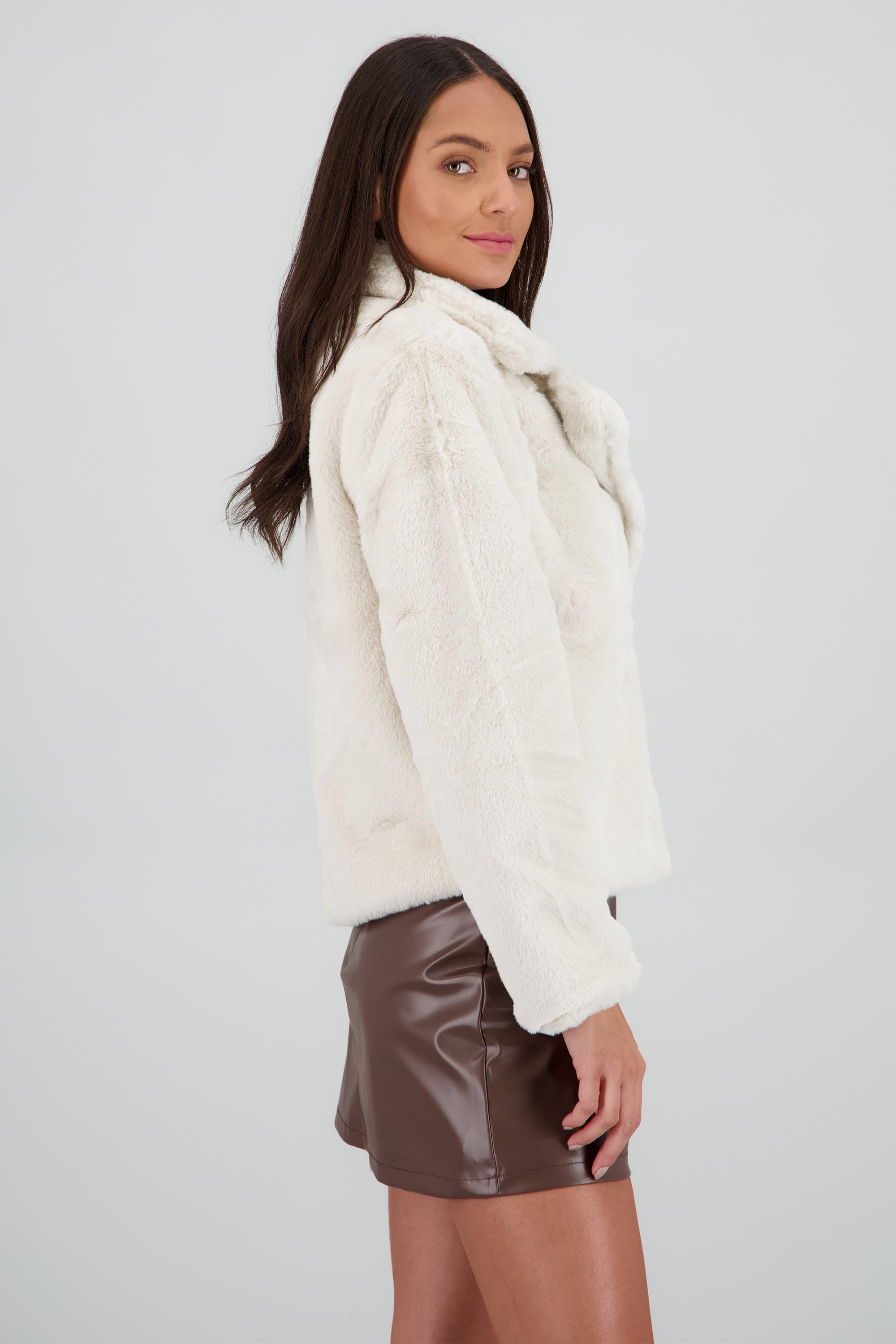 Abrigo corto peluche con solapa BEIGE