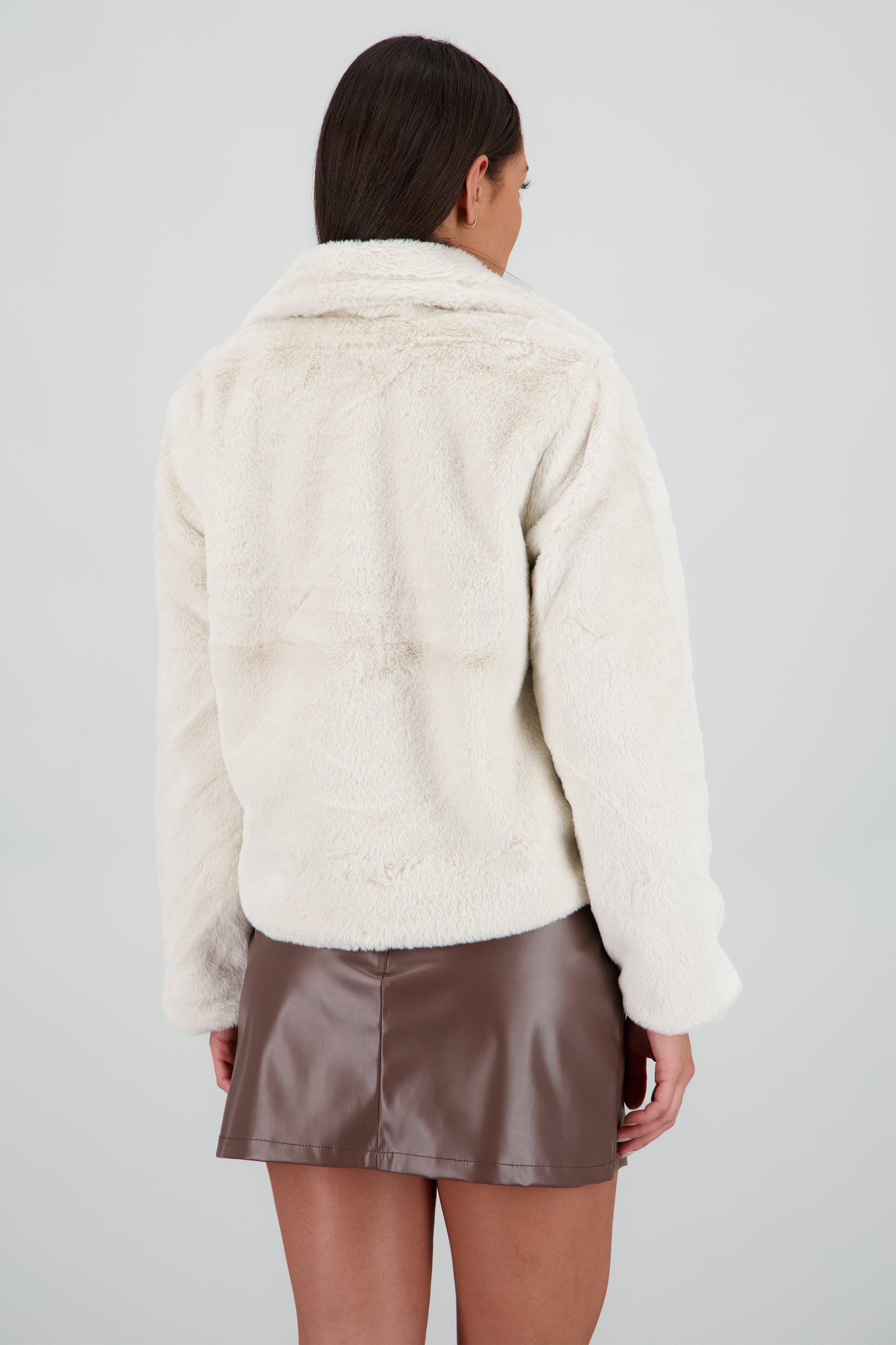 Abrigo corto peluche con solapa BEIGE