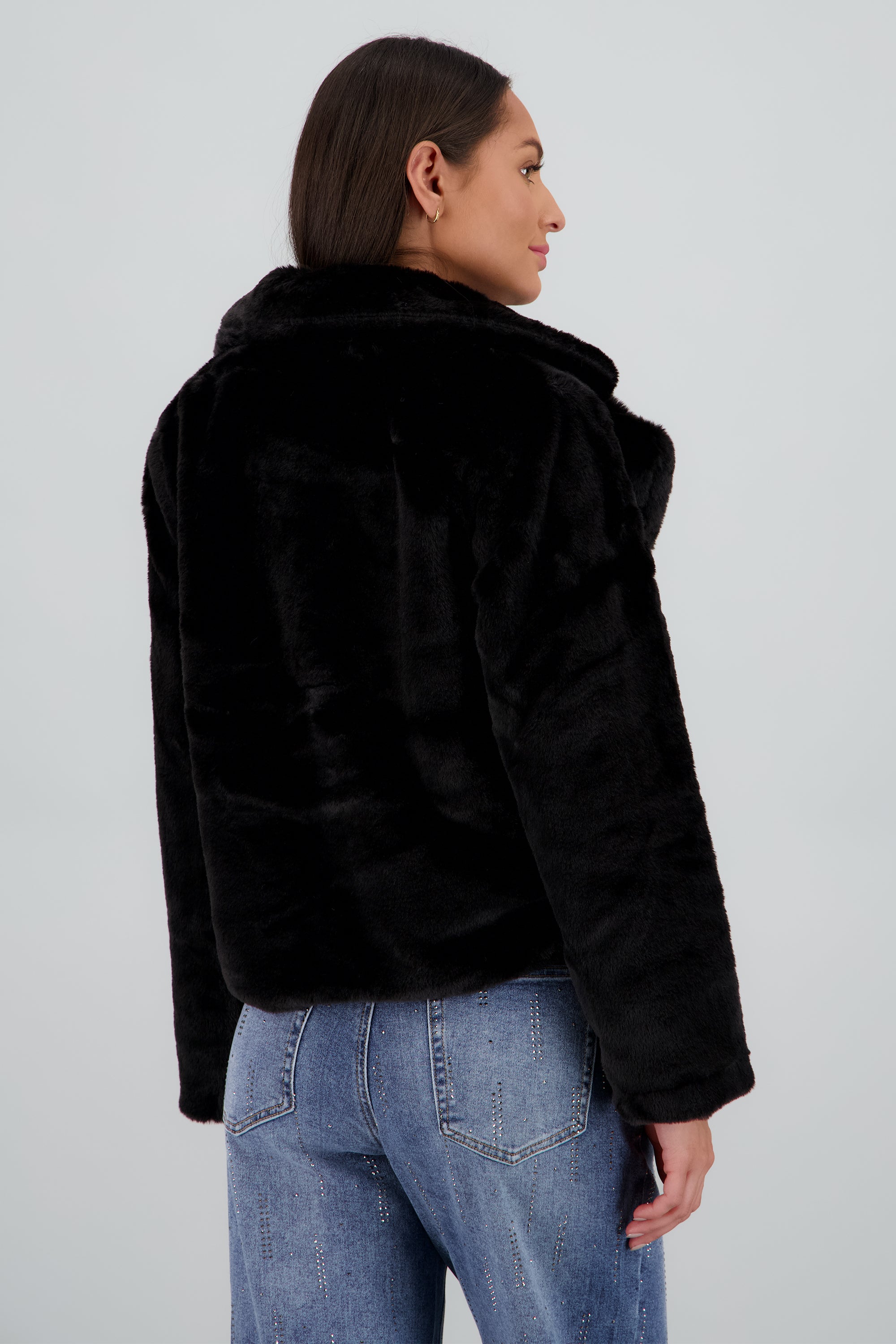 Abrigo corto peluche con solapa NEGRO