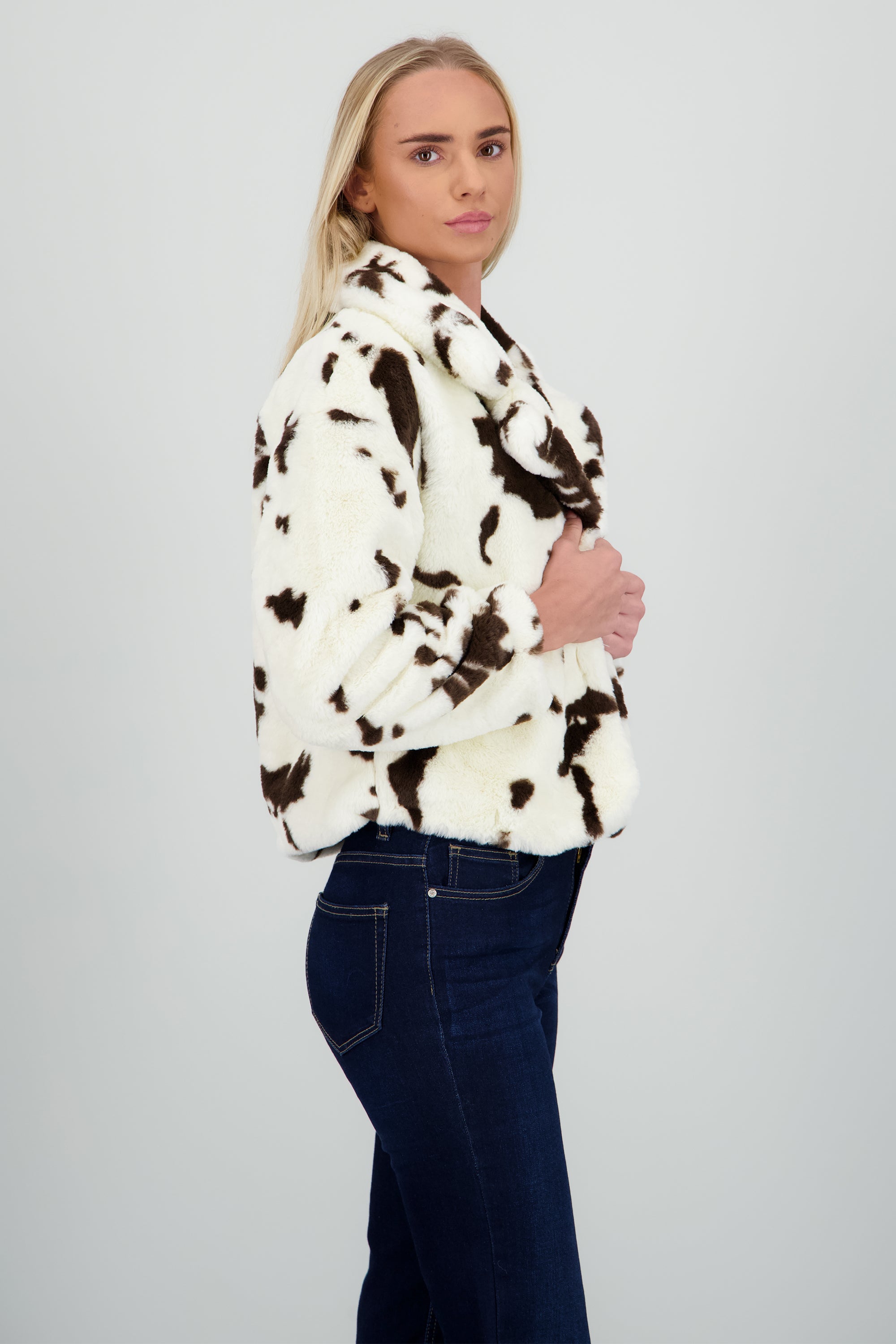 Abrigo peluche estampado vaca BLANCO COMBO
